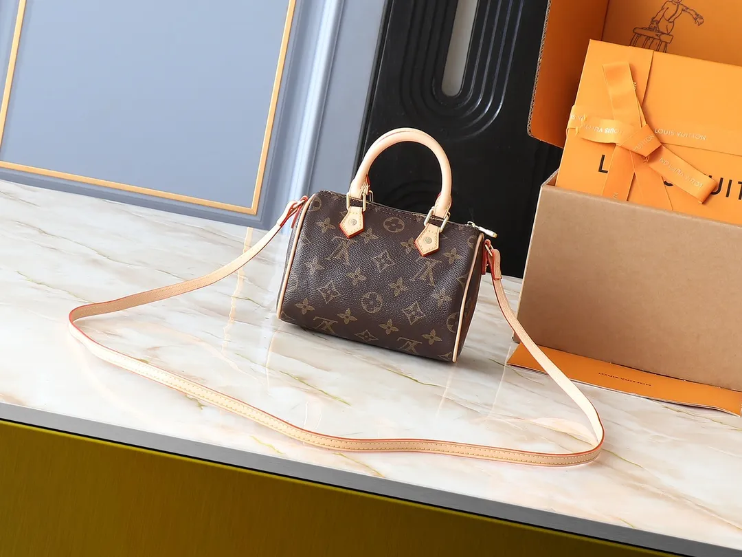 💰160💰Upgraded original M61252 presbyopia handbag👜The Nano Speedy handbag made of classic Monogram canvas exudes the ultimate femininity and is ideal for carrying your daily necessities. This handbag is a perfect mini version of the original Speedy handbag. It has exquisite stitching and is extremely light. It can easily accommodate your smartphone, credit card and keys. Size: 16X11X9CM