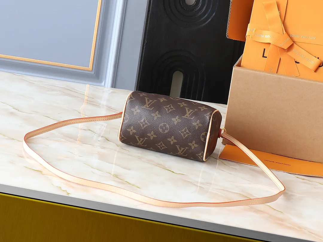 💰160💰Upgraded original M61252 presbyopia handbag👜The Nano Speedy handbag made of classic Monogram canvas exudes the ultimate femininity and is ideal for carrying your daily necessities. This handbag is a perfect mini version of the original Speedy handbag. It has exquisite stitching and is extremely light. It can easily accommodate your smartphone, credit card and keys. Size: 16X11X9CM