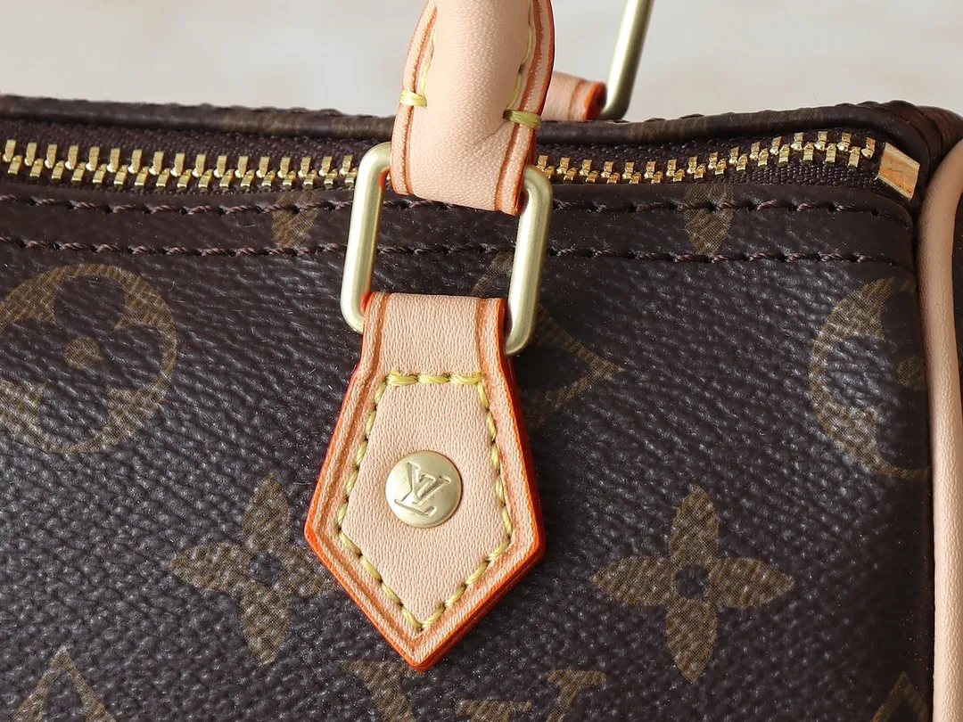 💰160💰Upgraded original M61252 presbyopia handbag👜The Nano Speedy handbag made of classic Monogram canvas exudes the ultimate femininity and is ideal for carrying your daily necessities. This handbag is a perfect mini version of the original Speedy handbag. It has exquisite stitching and is extremely light. It can easily accommodate your smartphone, credit card and keys. Size: 16X11X9CM