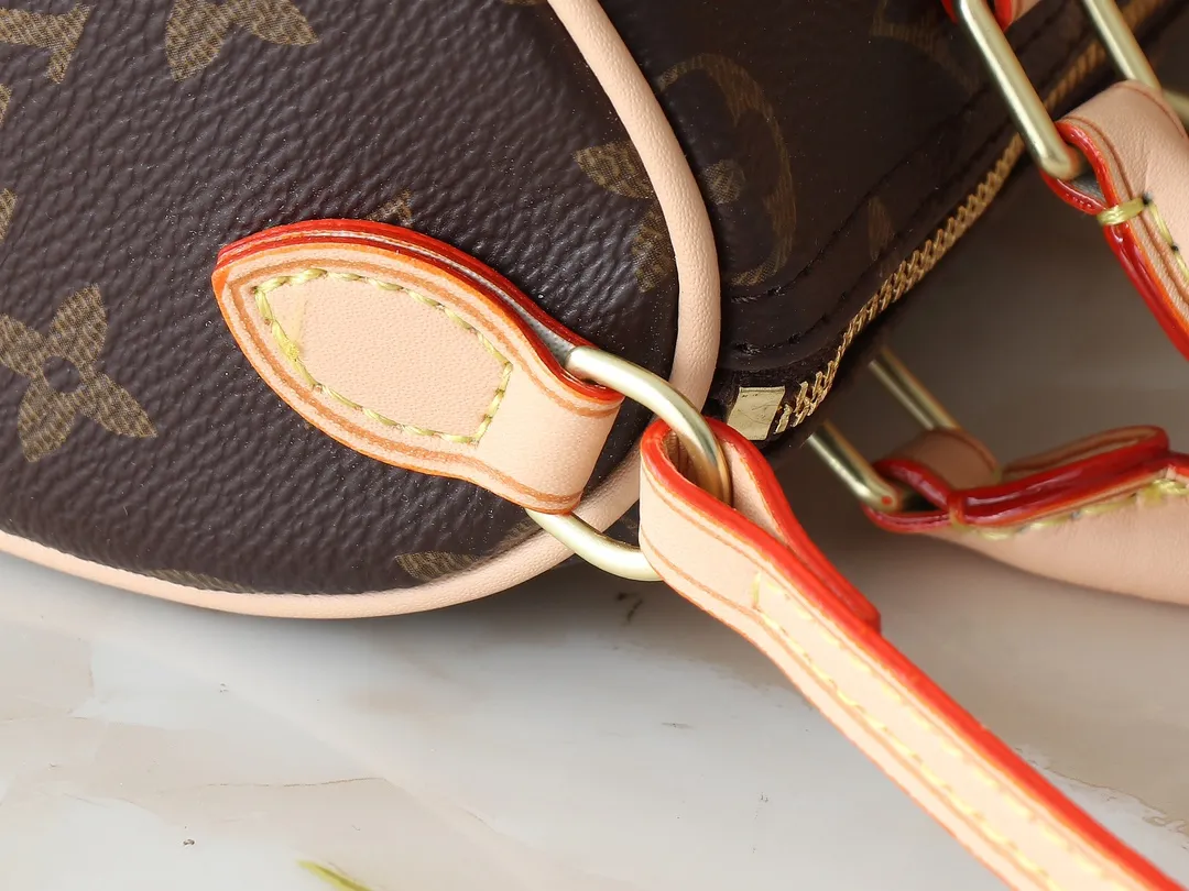 💰160💰Upgraded original M61252 presbyopia handbag👜The Nano Speedy handbag made of classic Monogram canvas exudes the ultimate femininity and is ideal for carrying your daily necessities. This handbag is a perfect mini version of the original Speedy handbag. It has exquisite stitching and is extremely light. It can easily accommodate your smartphone, credit card and keys. Size: 16X11X9CM