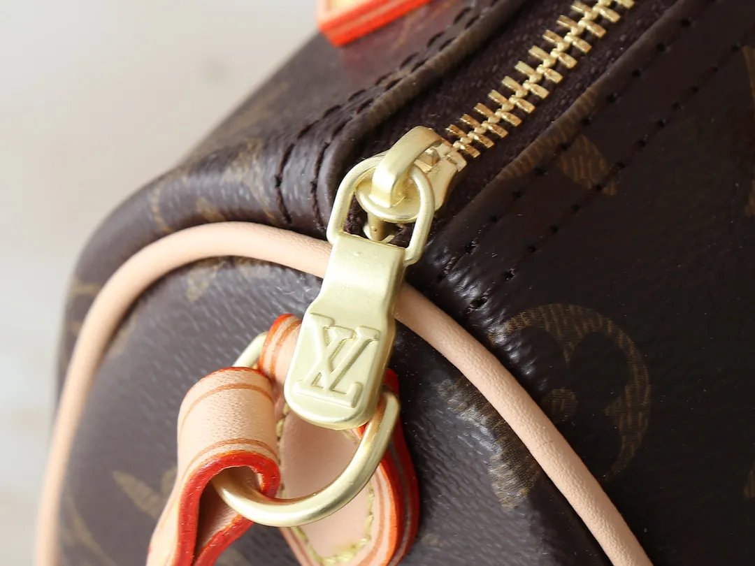 💰160💰Upgraded original M61252 presbyopia handbag👜The Nano Speedy handbag made of classic Monogram canvas exudes the ultimate femininity and is ideal for carrying your daily necessities. This handbag is a perfect mini version of the original Speedy handbag. It has exquisite stitching and is extremely light. It can easily accommodate your smartphone, credit card and keys. Size: 16X11X9CM