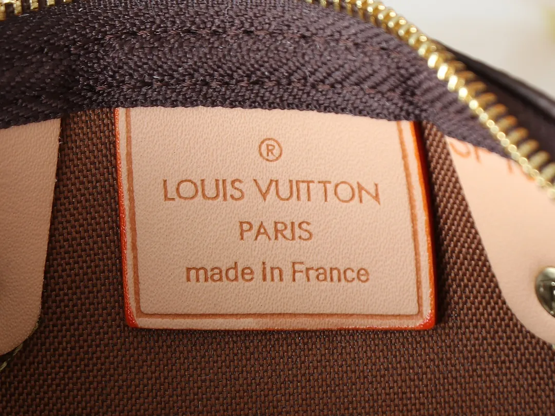 💰160💰Upgraded original M61252 presbyopia handbag👜The Nano Speedy handbag made of classic Monogram canvas exudes the ultimate femininity and is ideal for carrying your daily necessities. This handbag is a perfect mini version of the original Speedy handbag. It has exquisite stitching and is extremely light. It can easily accommodate your smartphone, credit card and keys. Size: 16X11X9CM