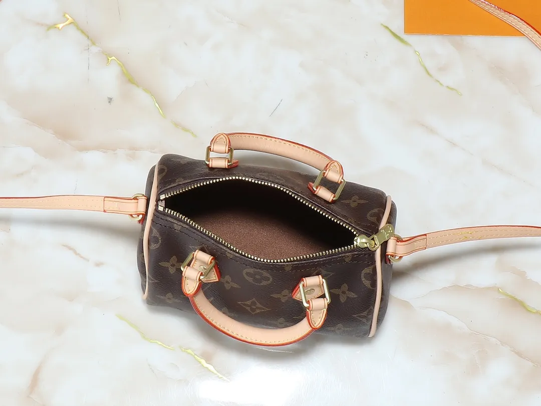 💰160💰Upgraded original M61252 presbyopia handbag👜The Nano Speedy handbag made of classic Monogram canvas exudes the ultimate femininity and is ideal for carrying your daily necessities. This handbag is a perfect mini version of the original Speedy handbag. It has exquisite stitching and is extremely light. It can easily accommodate your smartphone, credit card and keys. Size: 16X11X9CM