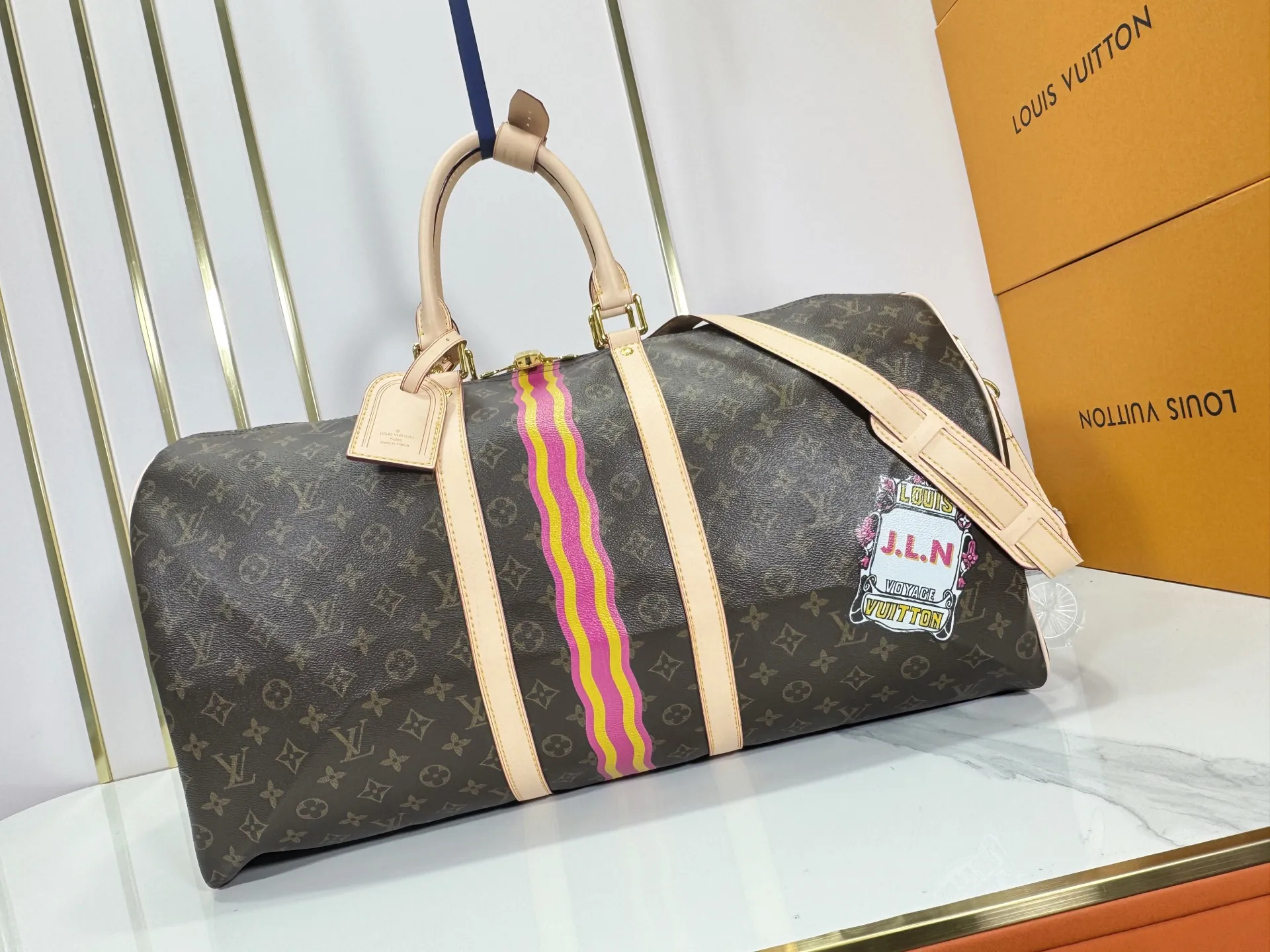 P360 upgraded original M41414 M40569 M45604 M40605 Keepall 55 travel bag, made of the new iconic black and gray Monogram Eclipse canvas. Since 1930, the Keepall series of bags has accompanied generations of travelers traveling around the world. Featuring multiple comfortable leather handles, a strap for casual cross-body carry and a shiny padlock, this updated travel bag is the ideal companion for short trips. Dimensions: 55.0 x 31.0 x 24.0 cm