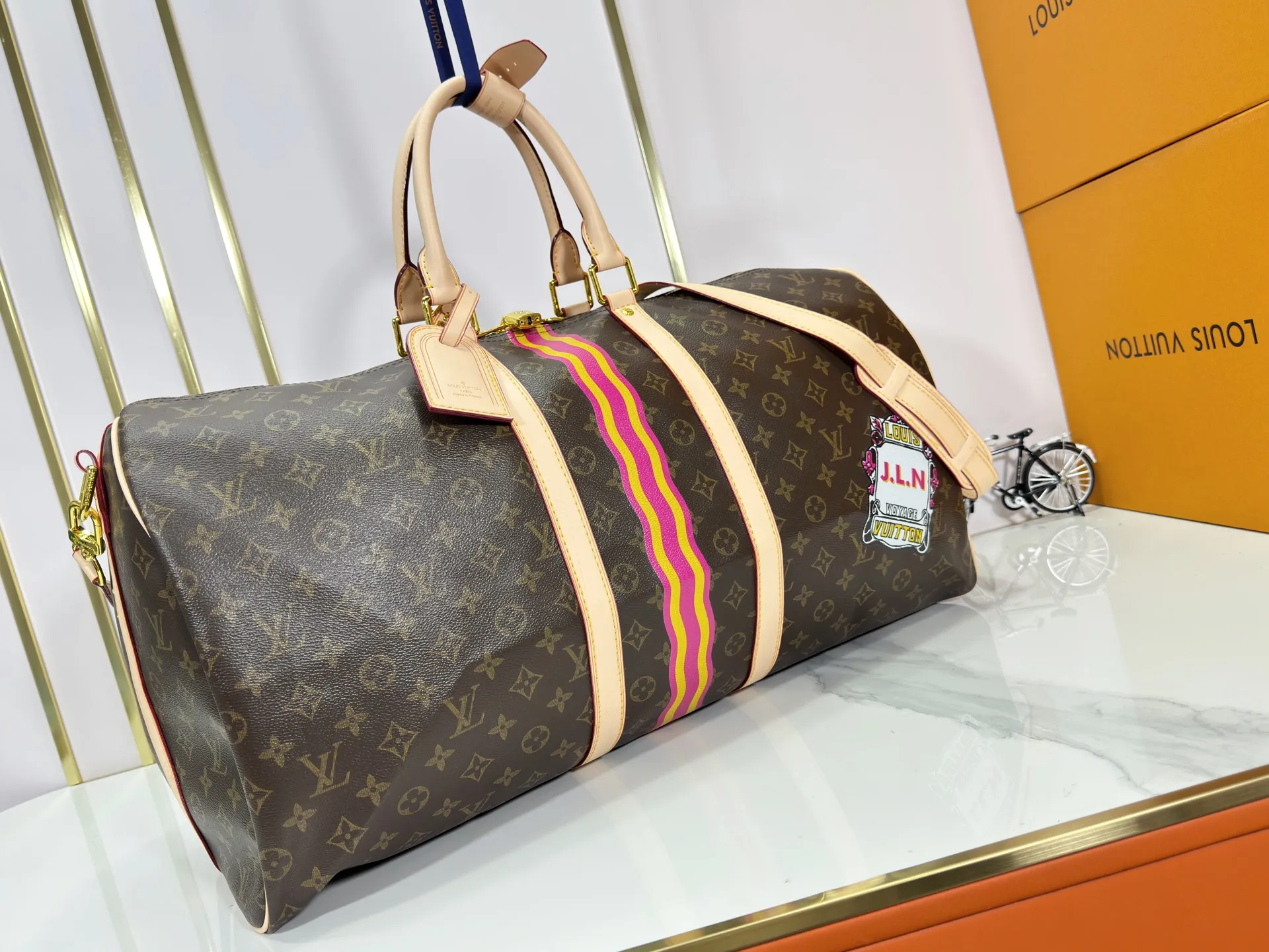 P360 upgraded original M41414 M40569 M45604 M40605 Keepall 55 travel bag, made of the new iconic black and gray Monogram Eclipse canvas. Since 1930, the Keepall series of bags has accompanied generations of travelers traveling around the world. Featuring multiple comfortable leather handles, a strap for casual cross-body carry and a shiny padlock, this updated travel bag is the ideal companion for short trips. Dimensions: 55.0 x 31.0 x 24.0 cm