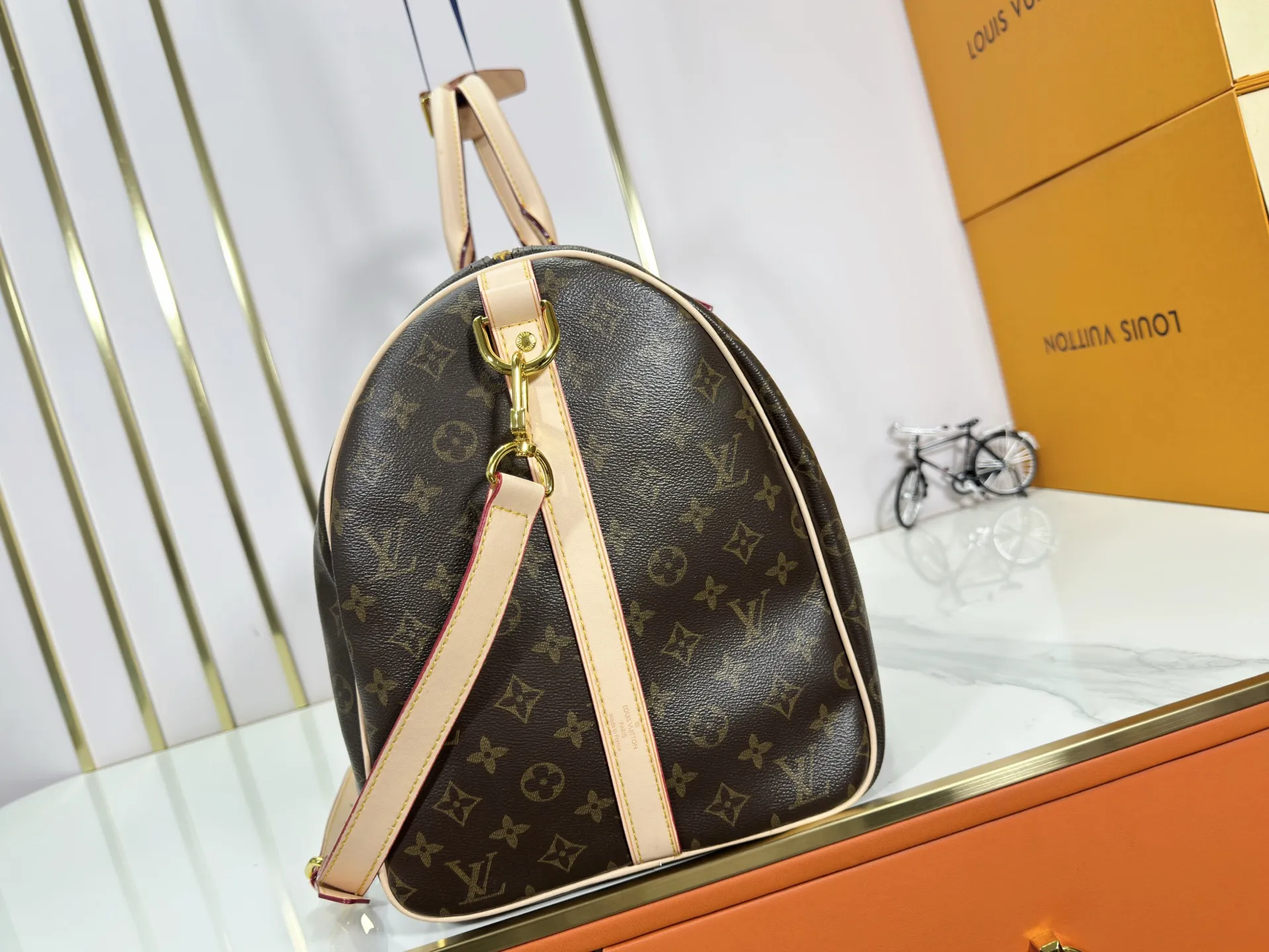 P360 upgraded original M41414 M40569 M45604 M40605 Keepall 55 travel bag, made of the new iconic black and gray Monogram Eclipse canvas. Since 1930, the Keepall series of bags has accompanied generations of travelers traveling around the world. Featuring multiple comfortable leather handles, a strap for casual cross-body carry and a shiny padlock, this updated travel bag is the ideal companion for short trips. Dimensions: 55.0 x 31.0 x 24.0 cm