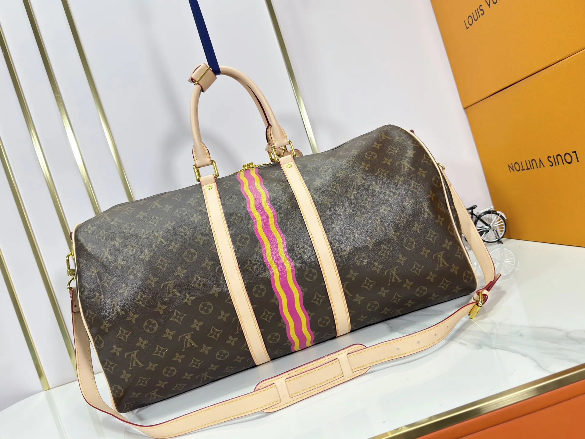 P360 upgraded original M41414 M40569 M45604 M40605 Keepall 55 travel bag, made of the new iconic black and gray Monogram Eclipse canvas. Since 1930, the Keepall series of bags has accompanied generations of travelers traveling around the world. Featuring multiple comfortable leather handles, a strap for casual cross-body carry and a shiny padlock, this updated travel bag is the ideal companion for short trips. Dimensions: 55.0 x 31.0 x 24.0 cm