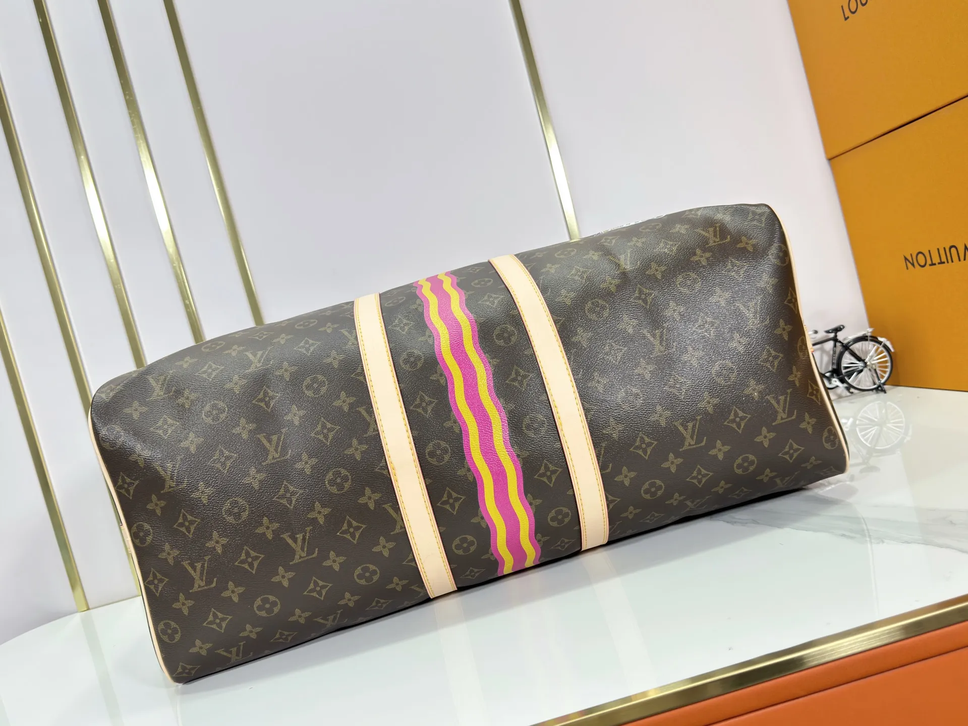 P360 upgraded original M41414 M40569 M45604 M40605 Keepall 55 travel bag, made of the new iconic black and gray Monogram Eclipse canvas. Since 1930, the Keepall series of bags has accompanied generations of travelers traveling around the world. Featuring multiple comfortable leather handles, a strap for casual cross-body carry and a shiny padlock, this updated travel bag is the ideal companion for short trips. Dimensions: 55.0 x 31.0 x 24.0 cm