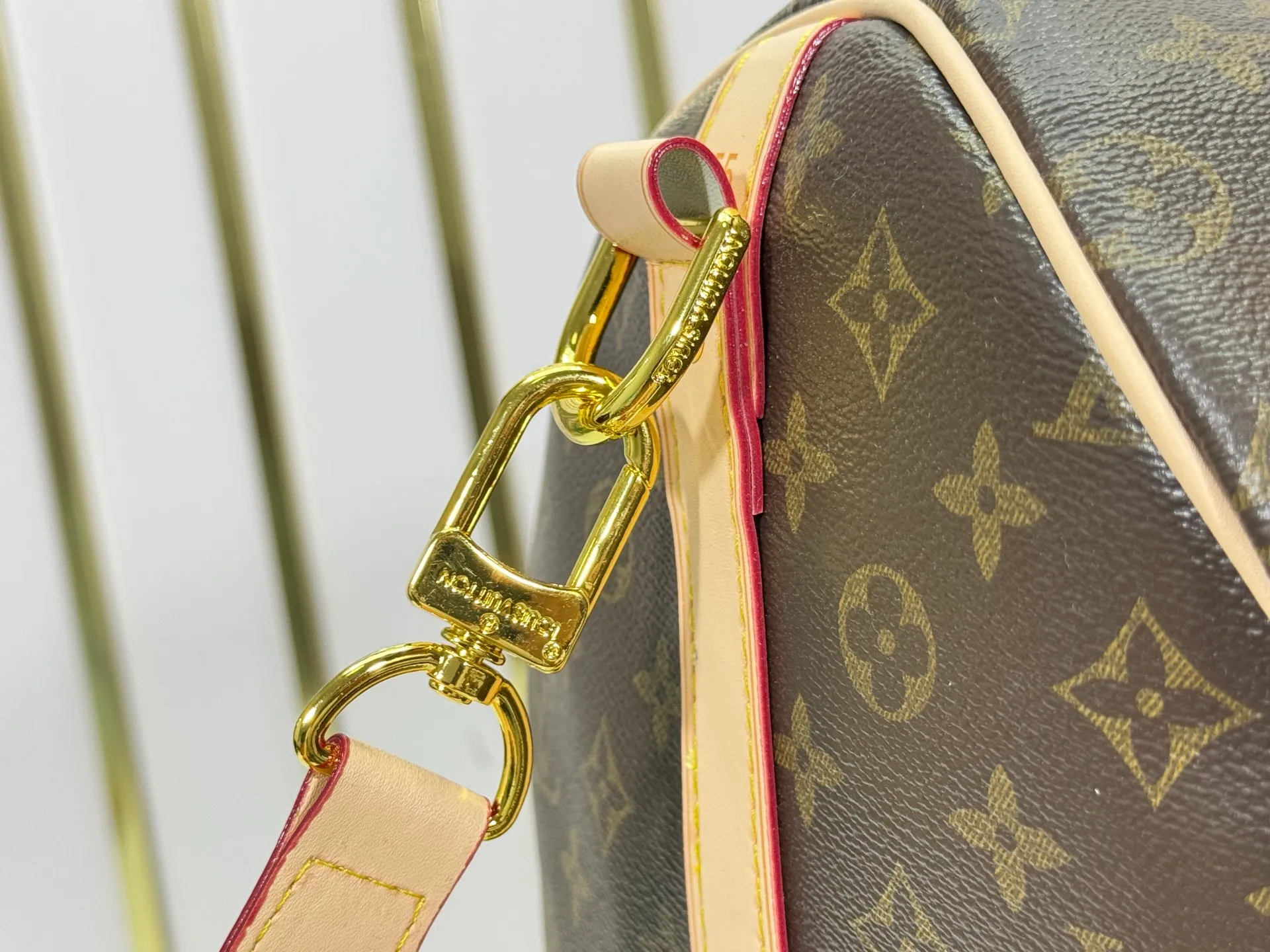 P360 upgraded original M41414 M40569 M45604 M40605 Keepall 55 travel bag, made of the new iconic black and gray Monogram Eclipse canvas. Since 1930, the Keepall series of bags has accompanied generations of travelers traveling around the world. Featuring multiple comfortable leather handles, a strap for casual cross-body carry and a shiny padlock, this updated travel bag is the ideal companion for short trips. Dimensions: 55.0 x 31.0 x 24.0 cm