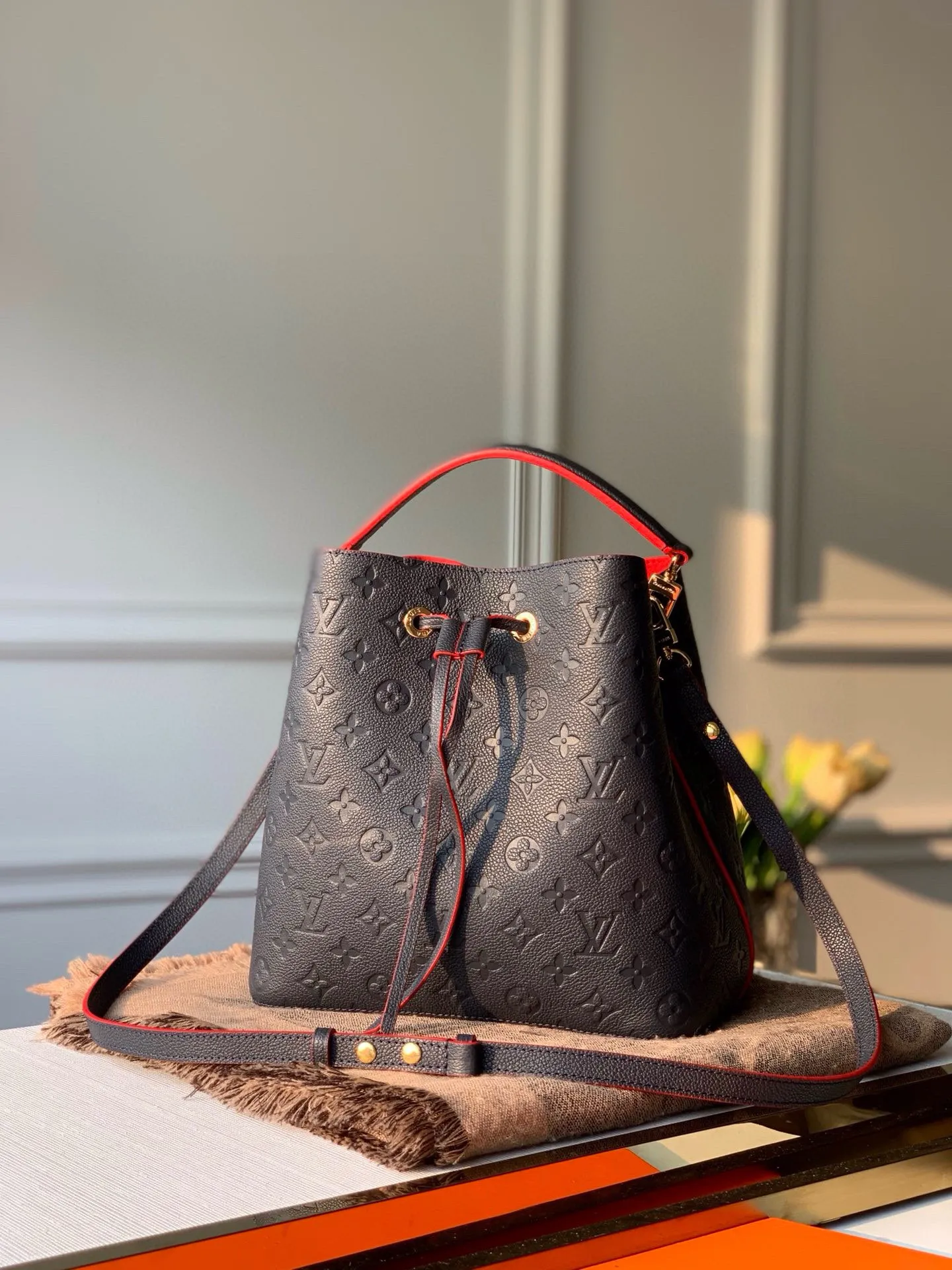 💰1060 (top-grain leather) top-quality original actual photos😍😍 M45306 dark blue with red NéoNoé medium bucket bag is made of Monogram Empreinte embossed leather, which becomes more elegant with the embellishment of leather drawstrings and exquisite eyelets. The lightweight structure conforms to the rhythm of the body, and the detachable top handle or detachable and adjustable shoulder strap makes it comfortable to carry, carry on the shoulder, or cross-body. Dimensions: 26.0 x 26.0 x 17.5 cm.
