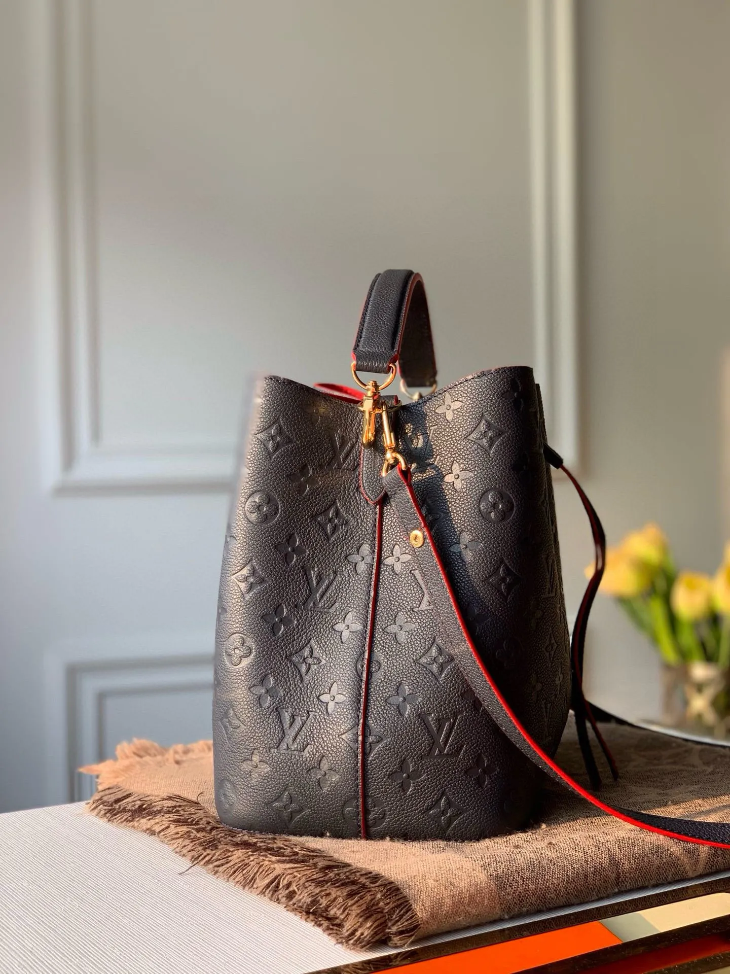 💰1060 (top-grain leather) top-quality original actual photos😍😍 M45306 dark blue with red NéoNoé medium bucket bag is made of Monogram Empreinte embossed leather, which becomes more elegant with the embellishment of leather drawstrings and exquisite eyelets. The lightweight structure conforms to the rhythm of the body, and the detachable top handle or detachable and adjustable shoulder strap makes it comfortable to carry, carry on the shoulder, or cross-body. Dimensions: 26.0 x 26.0 x 17.5 cm.