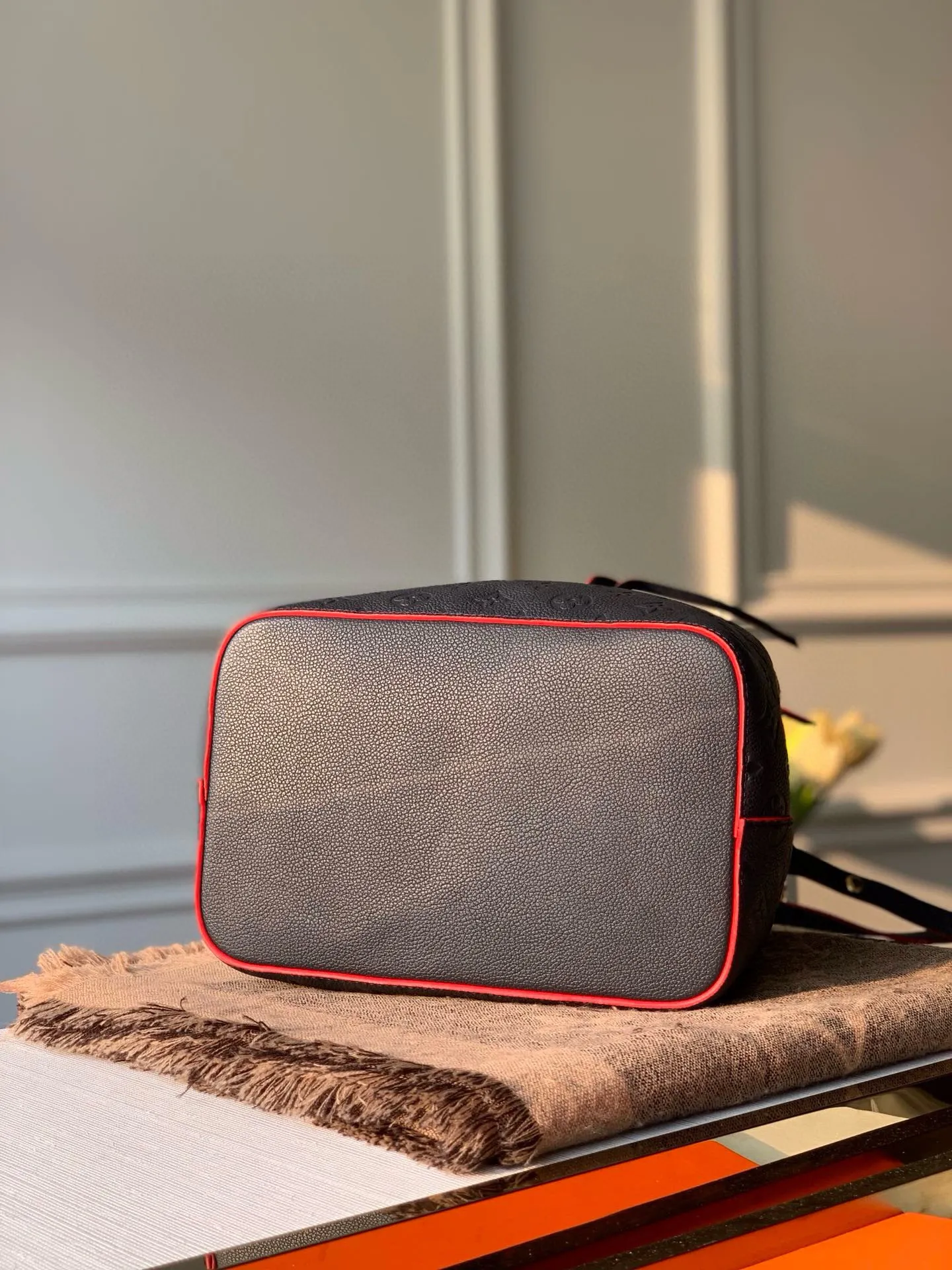 💰1060 (top-grain leather) top-quality original actual photos😍😍 M45306 dark blue with red NéoNoé medium bucket bag is made of Monogram Empreinte embossed leather, which becomes more elegant with the embellishment of leather drawstrings and exquisite eyelets. The lightweight structure conforms to the rhythm of the body, and the detachable top handle or detachable and adjustable shoulder strap makes it comfortable to carry, carry on the shoulder, or cross-body. Dimensions: 26.0 x 26.0 x 17.5 cm.