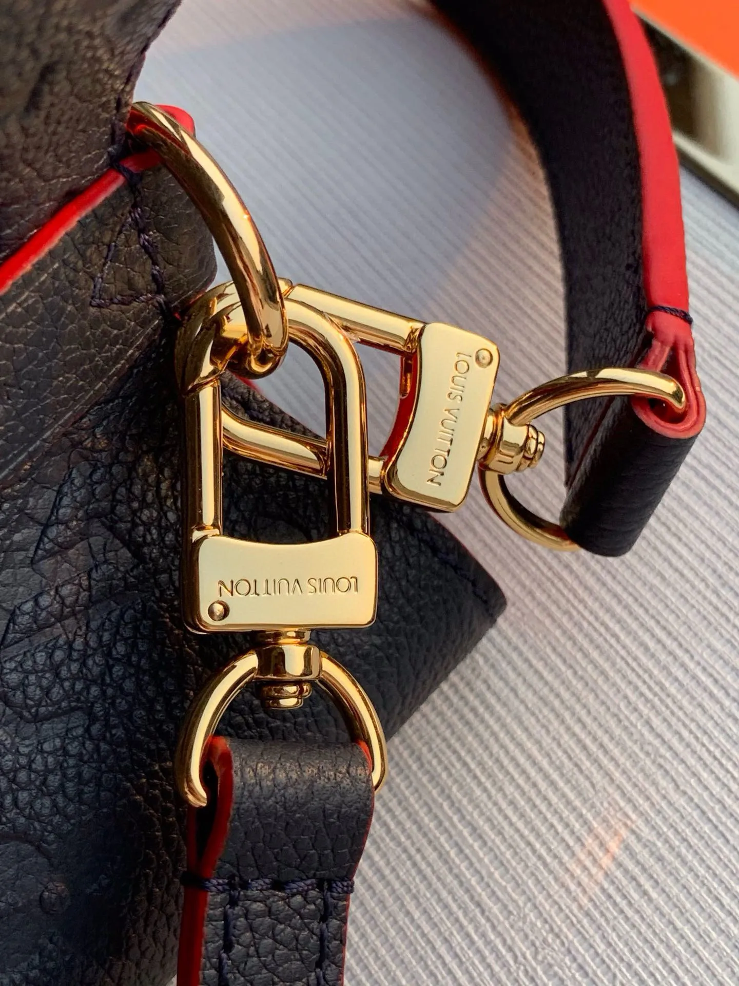 💰1060 (top-grain leather) top-quality original actual photos😍😍 M45306 dark blue with red NéoNoé medium bucket bag is made of Monogram Empreinte embossed leather, which becomes more elegant with the embellishment of leather drawstrings and exquisite eyelets. The lightweight structure conforms to the rhythm of the body, and the detachable top handle or detachable and adjustable shoulder strap makes it comfortable to carry, carry on the shoulder, or cross-body. Dimensions: 26.0 x 26.0 x 17.5 cm.