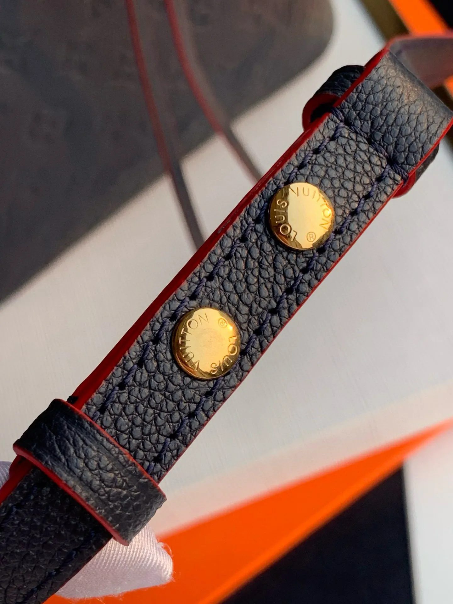 💰1060 (top-grain leather) top-quality original actual photos😍😍 M45306 dark blue with red NéoNoé medium bucket bag is made of Monogram Empreinte embossed leather, which becomes more elegant with the embellishment of leather drawstrings and exquisite eyelets. The lightweight structure conforms to the rhythm of the body, and the detachable top handle or detachable and adjustable shoulder strap makes it comfortable to carry, carry on the shoulder, or cross-body. Dimensions: 26.0 x 26.0 x 17.5 cm.