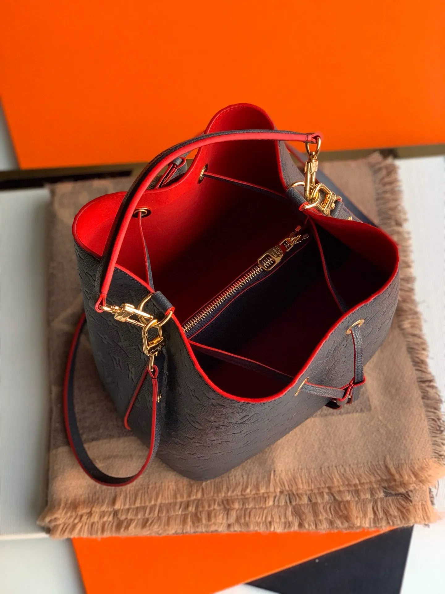 💰1060 (top-grain leather) top-quality original actual photos😍😍 M45306 dark blue with red NéoNoé medium bucket bag is made of Monogram Empreinte embossed leather, which becomes more elegant with the embellishment of leather drawstrings and exquisite eyelets. The lightweight structure conforms to the rhythm of the body, and the detachable top handle or detachable and adjustable shoulder strap makes it comfortable to carry, carry on the shoulder, or cross-body. Dimensions: 26.0 x 26.0 x 17.5 cm.