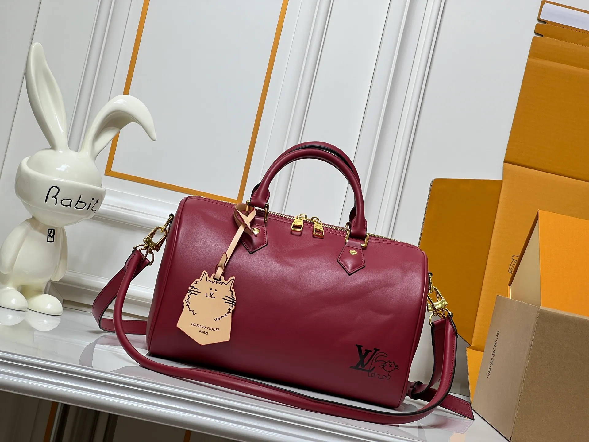 Batch 300💰M25766 M13344 This Speedy Soft 30 comes from the LV Travels With Grace Coddlington series. It is made of rich-toned cow leather with gold hardware and a fun cat-shaped key bag. Removable name tag features Grace Coddington's handwriting. Size: 30X21X17 cm