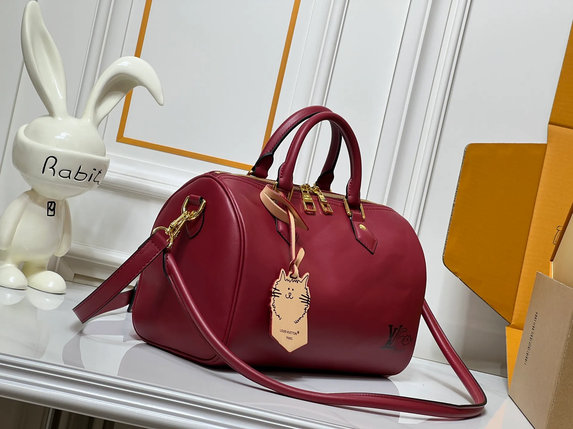 Batch 300💰M25766 M13344 This Speedy Soft 30 comes from the LV Travels With Grace Coddlington series. It is made of rich-toned cow leather with gold hardware and a fun cat-shaped key bag. Removable name tag features Grace Coddington's handwriting. Size: 30X21X17 cm