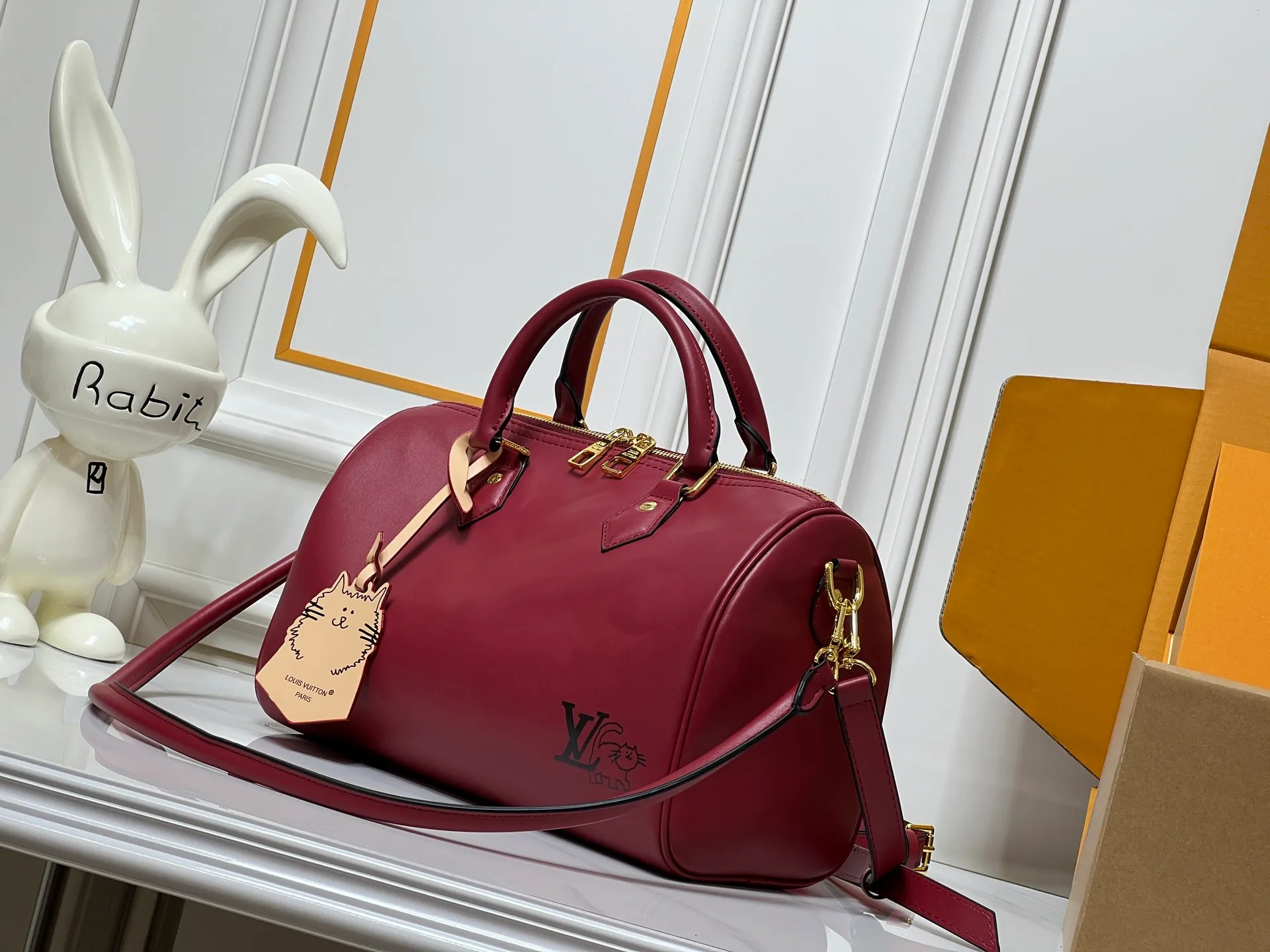 Batch 300💰M25766 M13344 This Speedy Soft 30 comes from the LV Travels With Grace Coddlington series. It is made of rich-toned cow leather with gold hardware and a fun cat-shaped key bag. Removable name tag features Grace Coddington's handwriting. Size: 30X21X17 cm