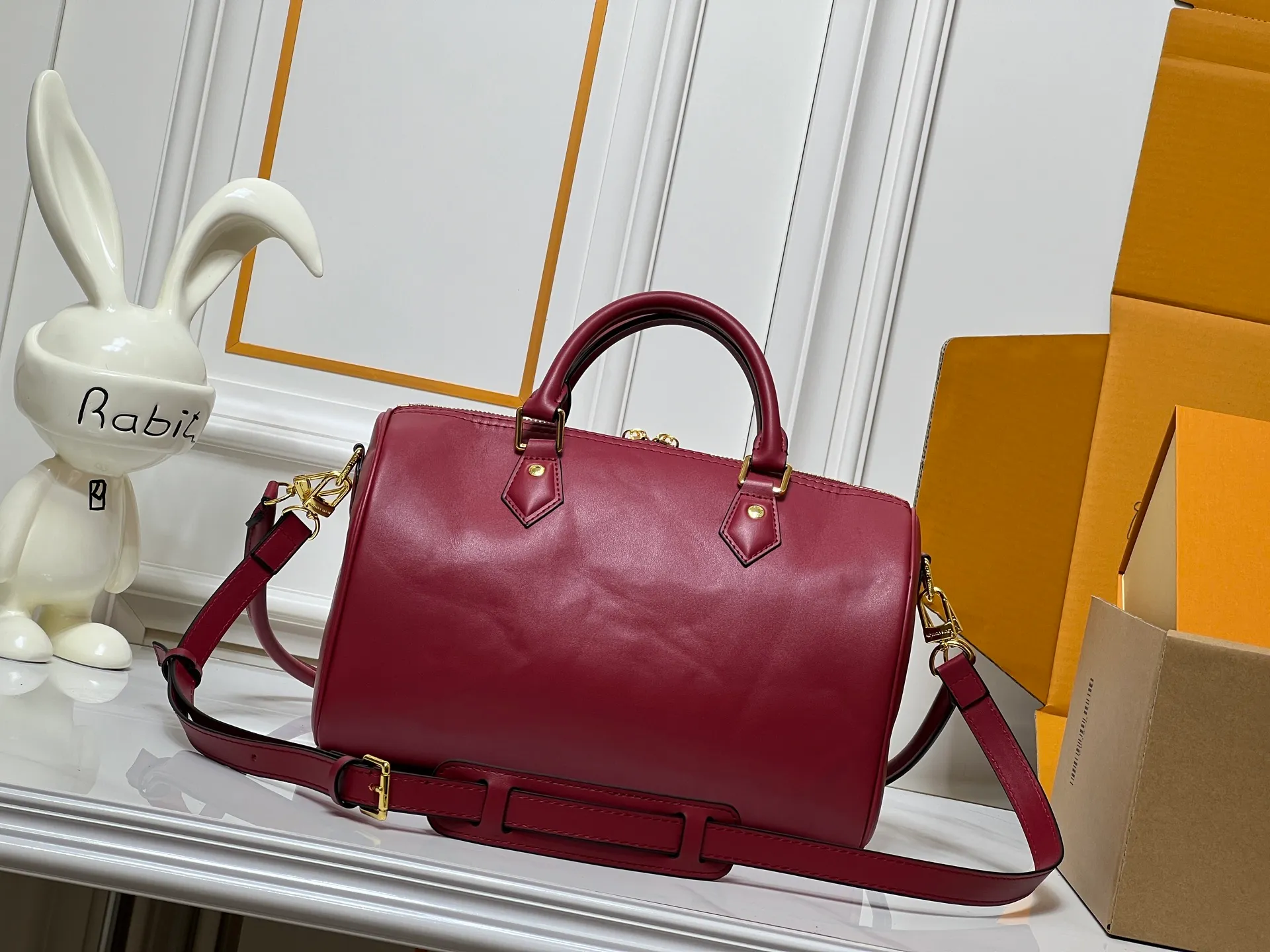 Batch 300💰M25766 M13344 This Speedy Soft 30 comes from the LV Travels With Grace Coddlington series. It is made of rich-toned cow leather with gold hardware and a fun cat-shaped key bag. Removable name tag features Grace Coddington's handwriting. Size: 30X21X17 cm