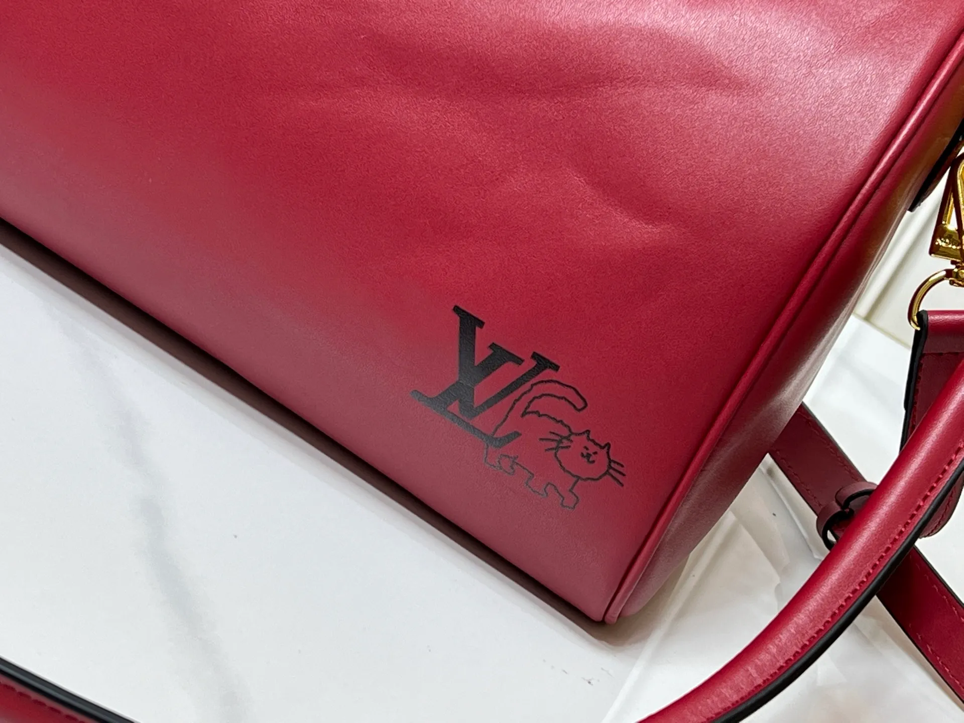 Batch 300💰M25766 M13344 This Speedy Soft 30 comes from the LV Travels With Grace Coddlington series. It is made of rich-toned cow leather with gold hardware and a fun cat-shaped key bag. Removable name tag features Grace Coddington's handwriting. Size: 30X21X17 cm