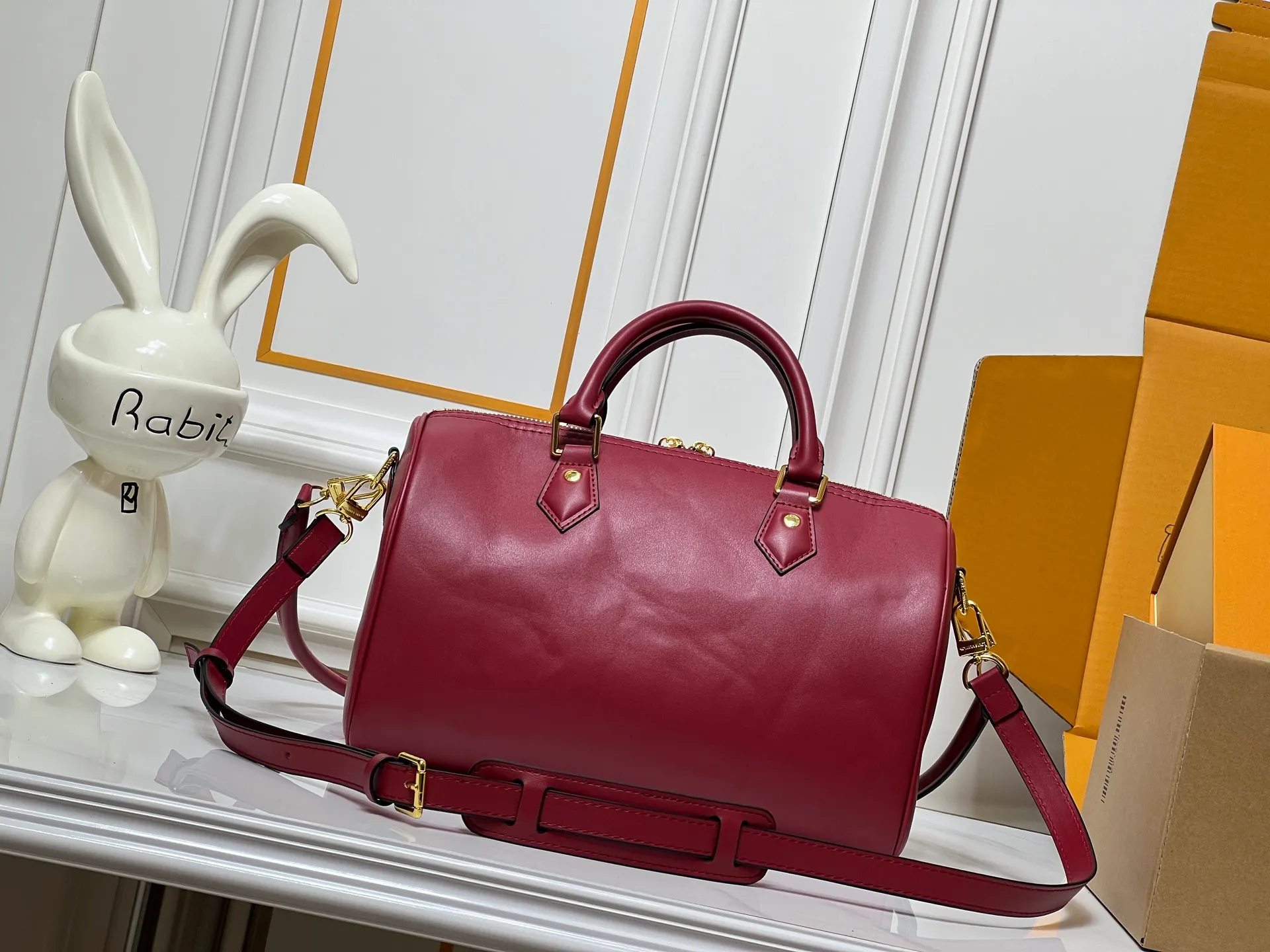 Batch 300💰M25766 M13344 This Speedy Soft 30 comes from the LV Travels With Grace Coddlington series. It is made of rich-toned cow leather with gold hardware and a fun cat-shaped key bag. Removable name tag features Grace Coddington's handwriting. Size: 30X21X17 cm