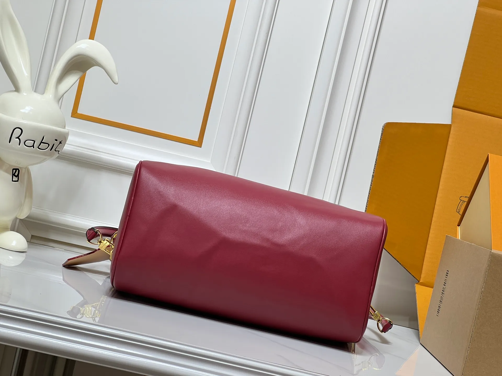 Batch 300💰M25766 M13344 This Speedy Soft 30 comes from the LV Travels With Grace Coddlington series. It is made of rich-toned cow leather with gold hardware and a fun cat-shaped key bag. Removable name tag features Grace Coddington's handwriting. Size: 30X21X17 cm