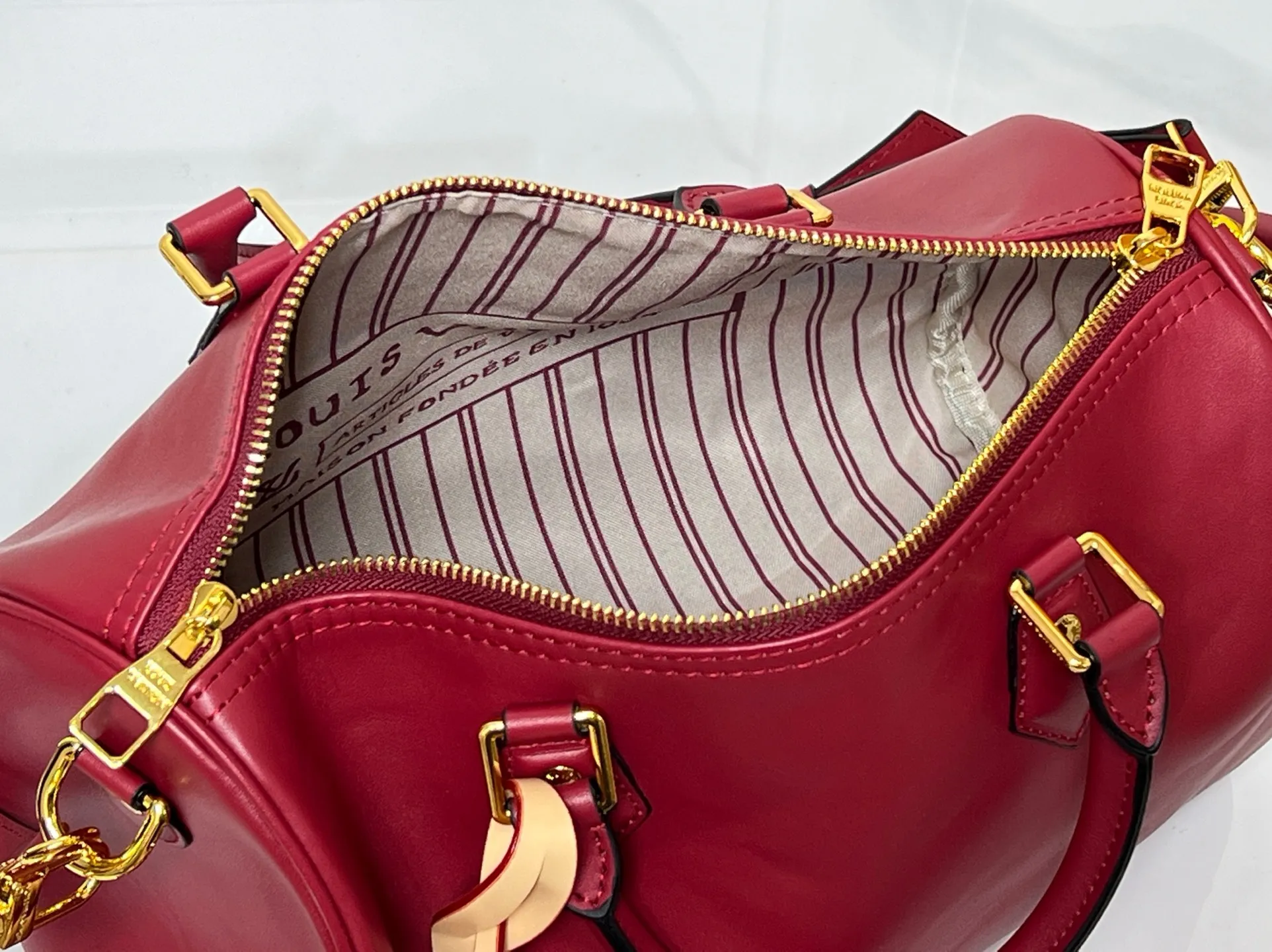 Batch 300💰M25766 M13344 This Speedy Soft 30 comes from the LV Travels With Grace Coddlington series. It is made of rich-toned cow leather with gold hardware and a fun cat-shaped key bag. Removable name tag features Grace Coddington's handwriting. Size: 30X21X17 cm