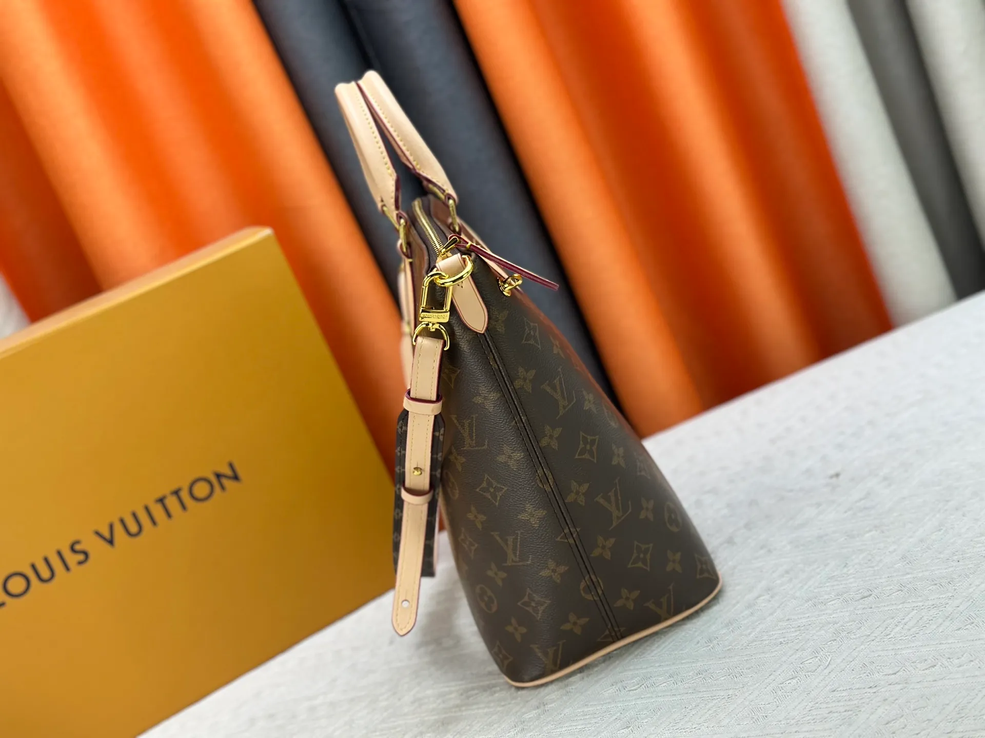 P290 upgraded original M26494 M26532 This Lockit BB handbag draws inspiration from the Knick-Knack handbag in the 1960s and can be flexibly switched between multiple carrying methods. Monogram coated canvas with a curved upper edge and oval trim reflect the classic elements of the original design. The padlock opening and closing once again pays tribute to the brand's long heritage. Dimensions: 36 x 30 x 15 cm (length x height x width)