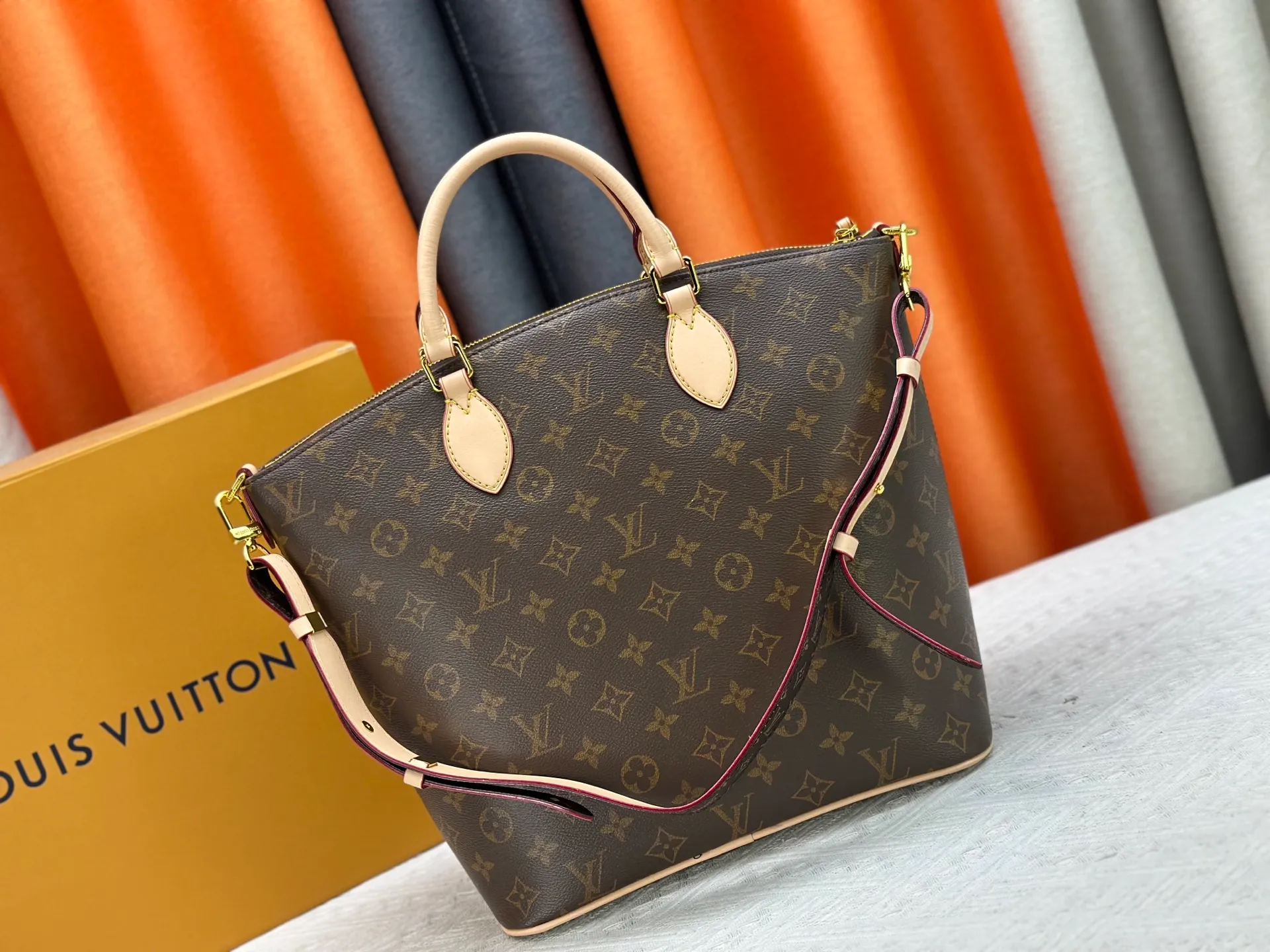 P290 upgraded original M26494 M26532 This Lockit BB handbag draws inspiration from the Knick-Knack handbag in the 1960s and can be flexibly switched between multiple carrying methods. Monogram coated canvas with a curved upper edge and oval trim reflect the classic elements of the original design. The padlock opening and closing once again pays tribute to the brand's long heritage. Dimensions: 36 x 30 x 15 cm (length x height x width)