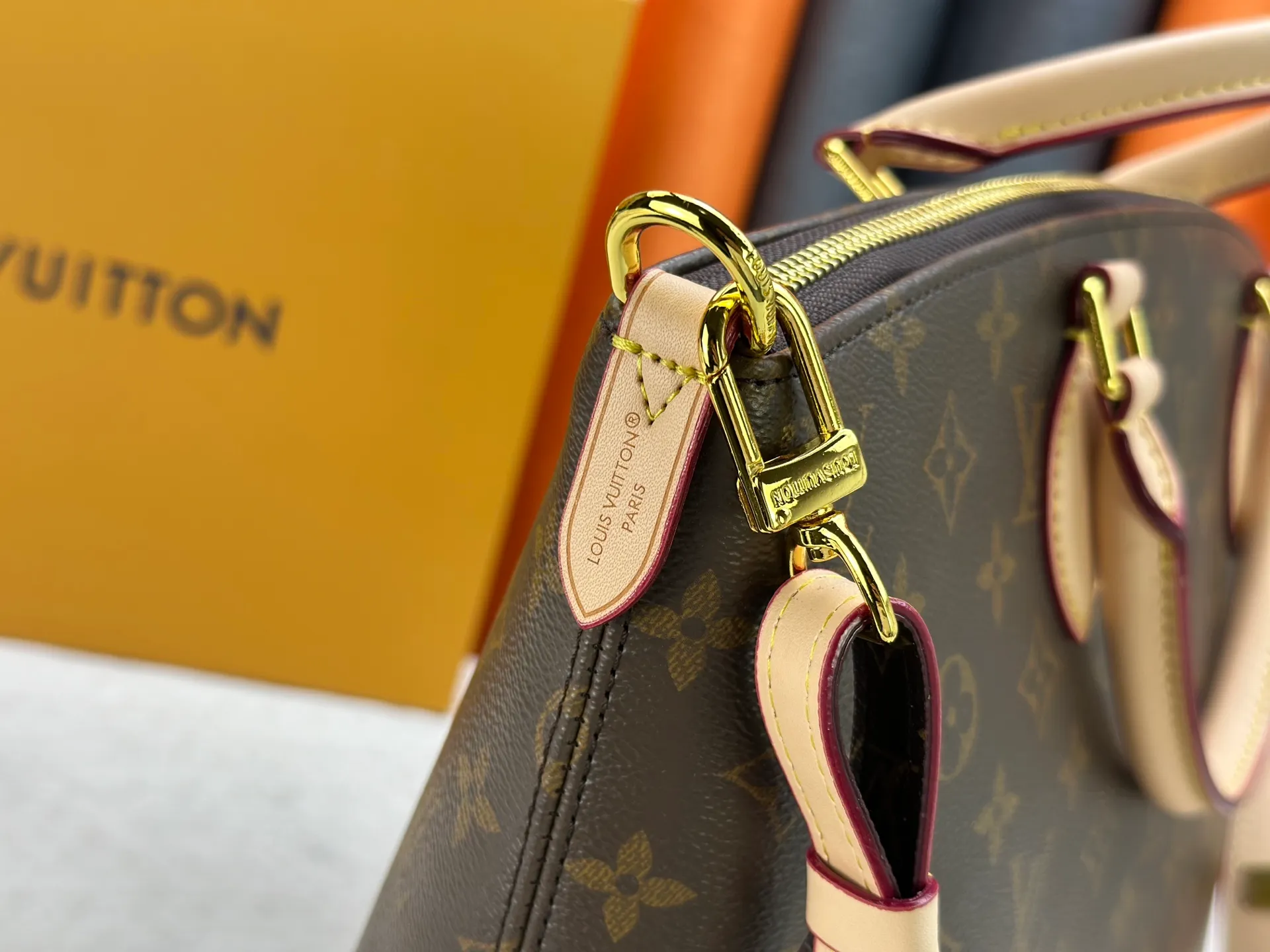 P290 upgraded original M26494 M26532 This Lockit BB handbag draws inspiration from the Knick-Knack handbag in the 1960s and can be flexibly switched between multiple carrying methods. Monogram coated canvas with a curved upper edge and oval trim reflect the classic elements of the original design. The padlock opening and closing once again pays tribute to the brand's long heritage. Dimensions: 36 x 30 x 15 cm (length x height x width)