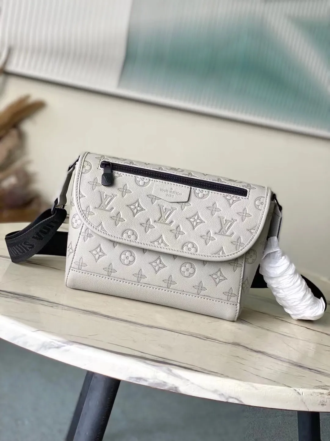 💰940 (top-grain leather) top original order M14912 This Pulse messenger bag is made of Monogram Shadow embossed cow leather and elegant metal parts to highlight the sporty shape, and is equipped with zipper bags on the top and bottom of the flap. Adjustable fabric shoulder strap allows for shoulder or cross-body wear. Dimensions: 26.6 × 17 × 11 cm