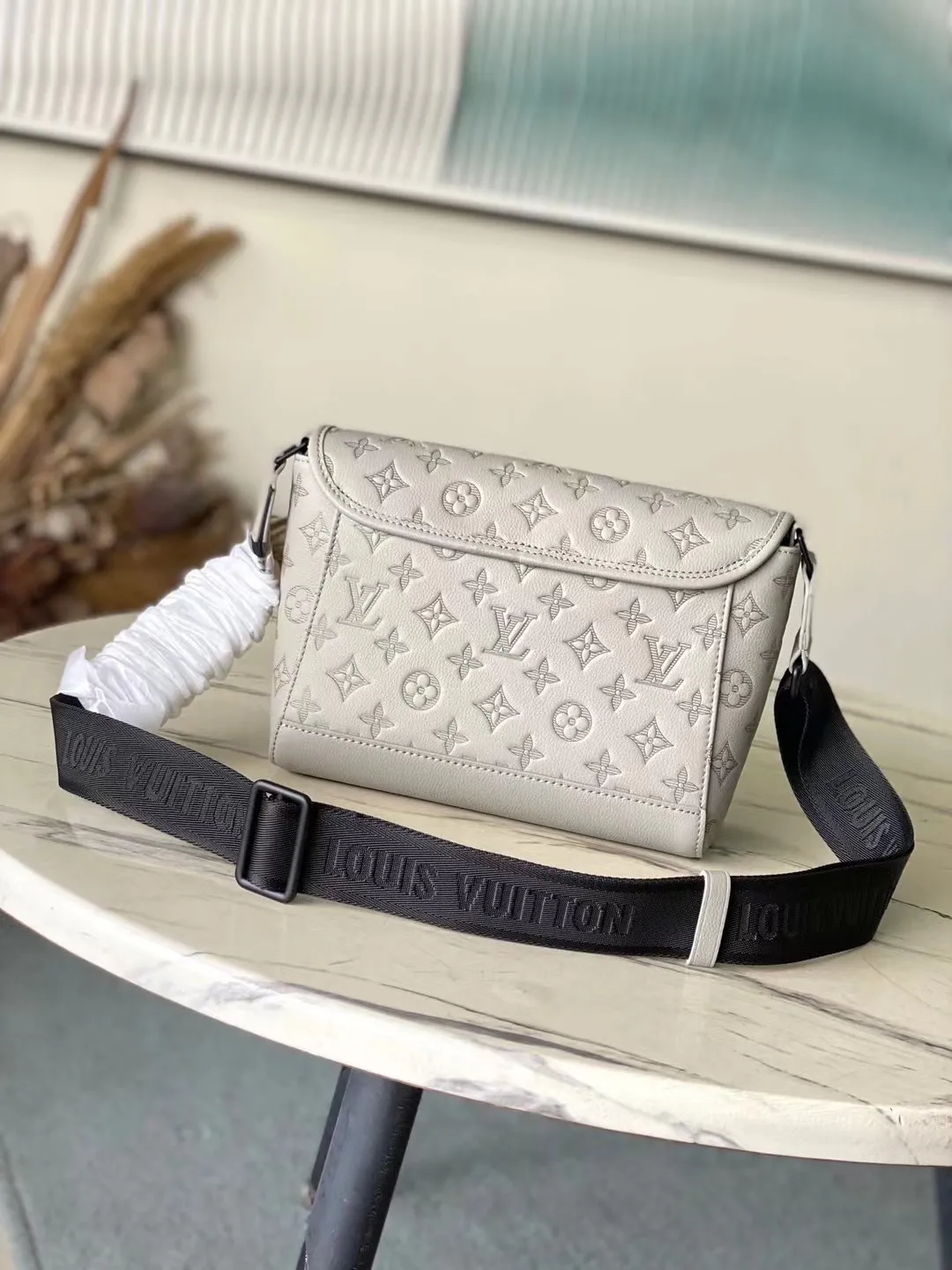 💰940 (top-grain leather) top original order M14912 This Pulse messenger bag is made of Monogram Shadow embossed cow leather and elegant metal parts to highlight the sporty shape, and is equipped with zipper bags on the top and bottom of the flap. Adjustable fabric shoulder strap allows for shoulder or cross-body wear. Dimensions: 26.6 × 17 × 11 cm