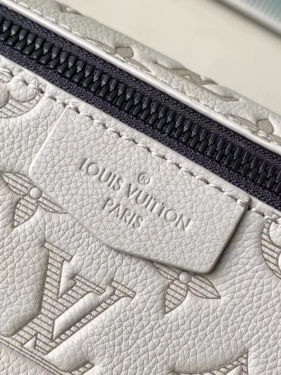 💰940 (top-grain leather) top original order M14912 This Pulse messenger bag is made of Monogram Shadow embossed cow leather and elegant metal parts to highlight the sporty shape, and is equipped with zipper bags on the top and bottom of the flap. Adjustable fabric shoulder strap allows for shoulder or cross-body wear. Dimensions: 26.6 × 17 × 11 cm
