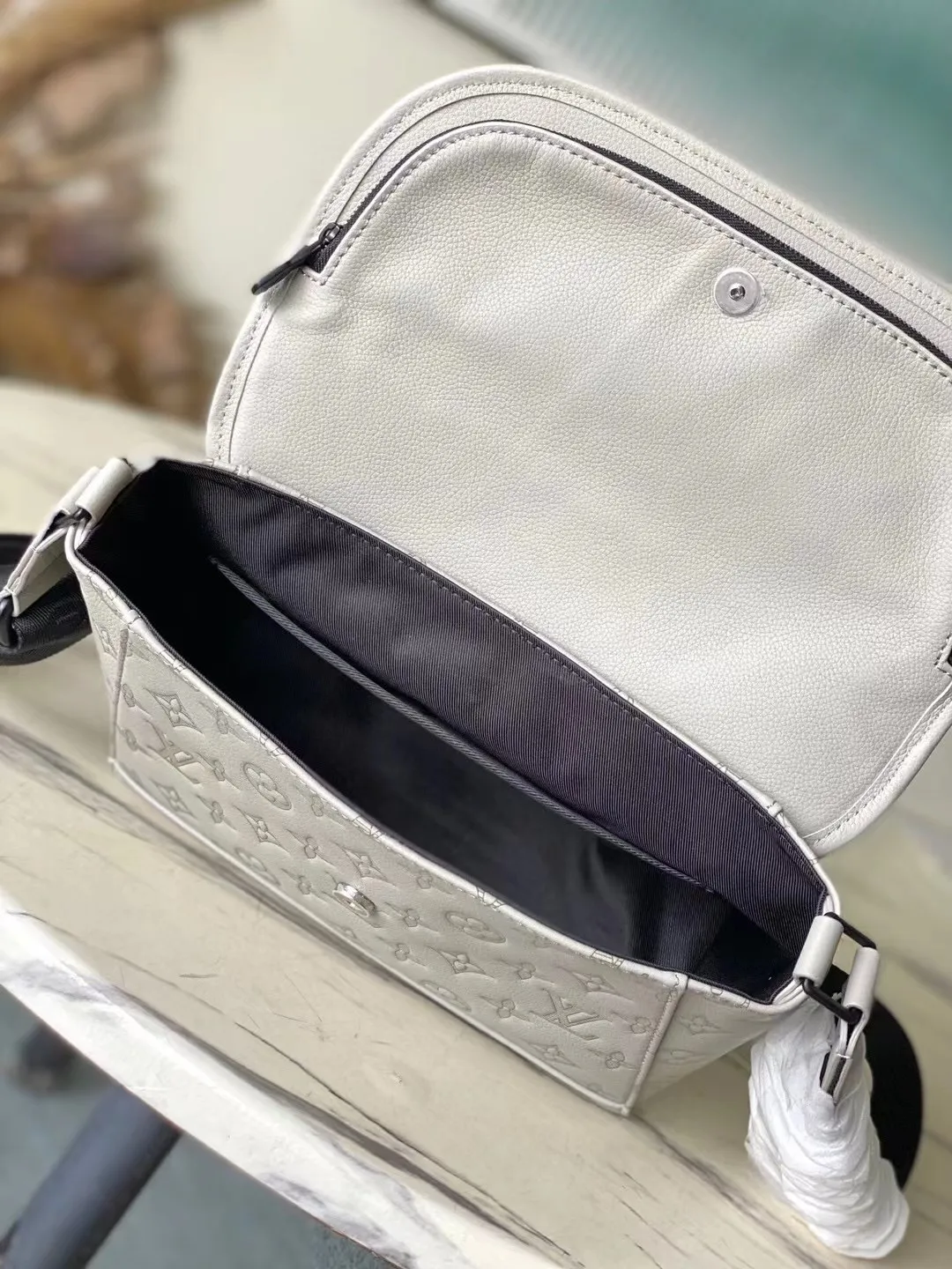 💰940 (top-grain leather) top original order M14912 This Pulse messenger bag is made of Monogram Shadow embossed cow leather and elegant metal parts to highlight the sporty shape, and is equipped with zipper bags on the top and bottom of the flap. Adjustable fabric shoulder strap allows for shoulder or cross-body wear. Dimensions: 26.6 × 17 × 11 cm