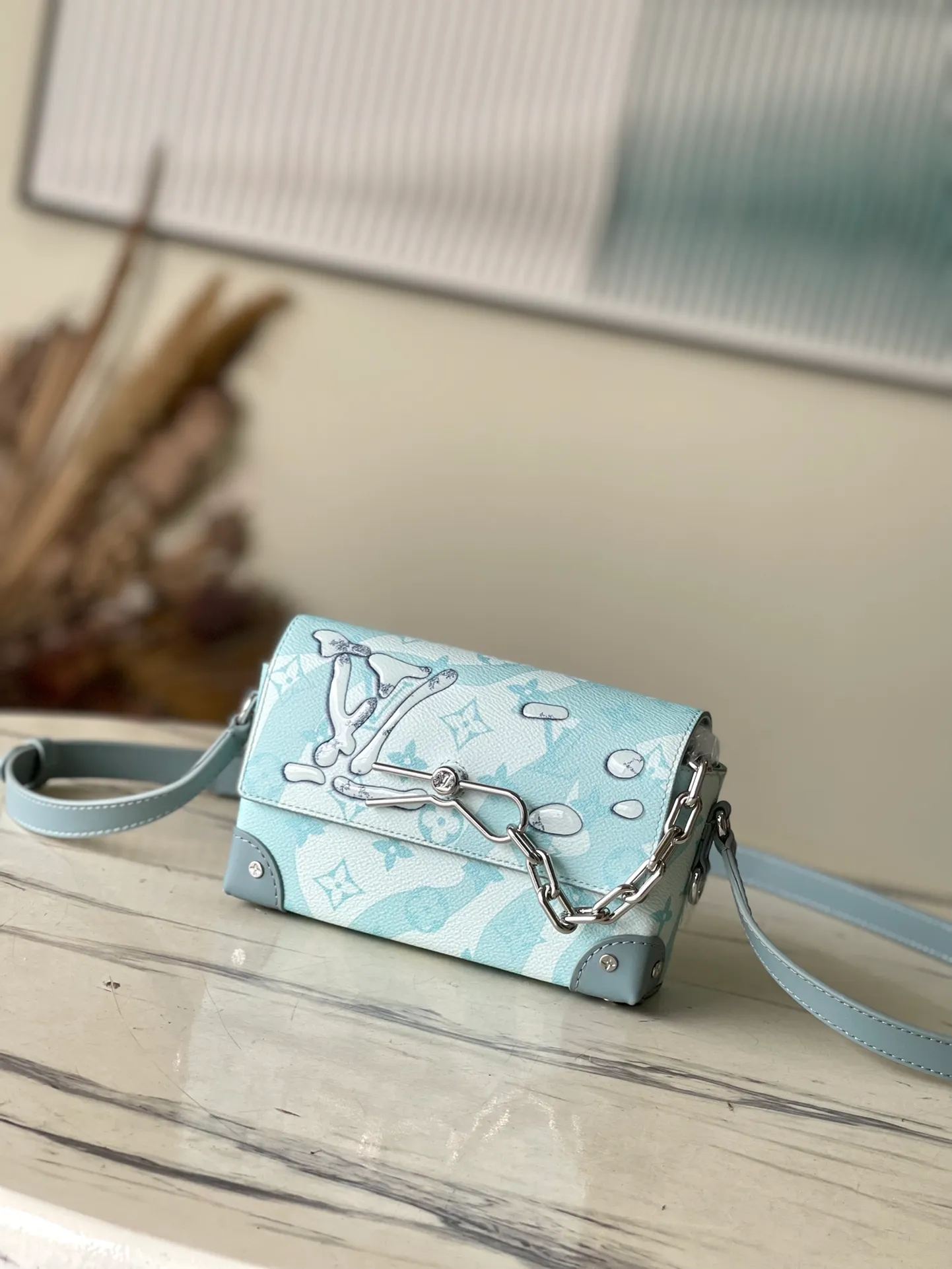 💰940 Top original order M22637 crystal blue Steamer mini handbag is made from Monogram Aquagarden canvas. 3D printing is used to depict splashing water droplets, as if you are in a secret place under the sea. The chain and pins are from Louis Vuitton's traditional Steamer hard case. The right size can accommodate travel needs size: 18x11x6.5cm