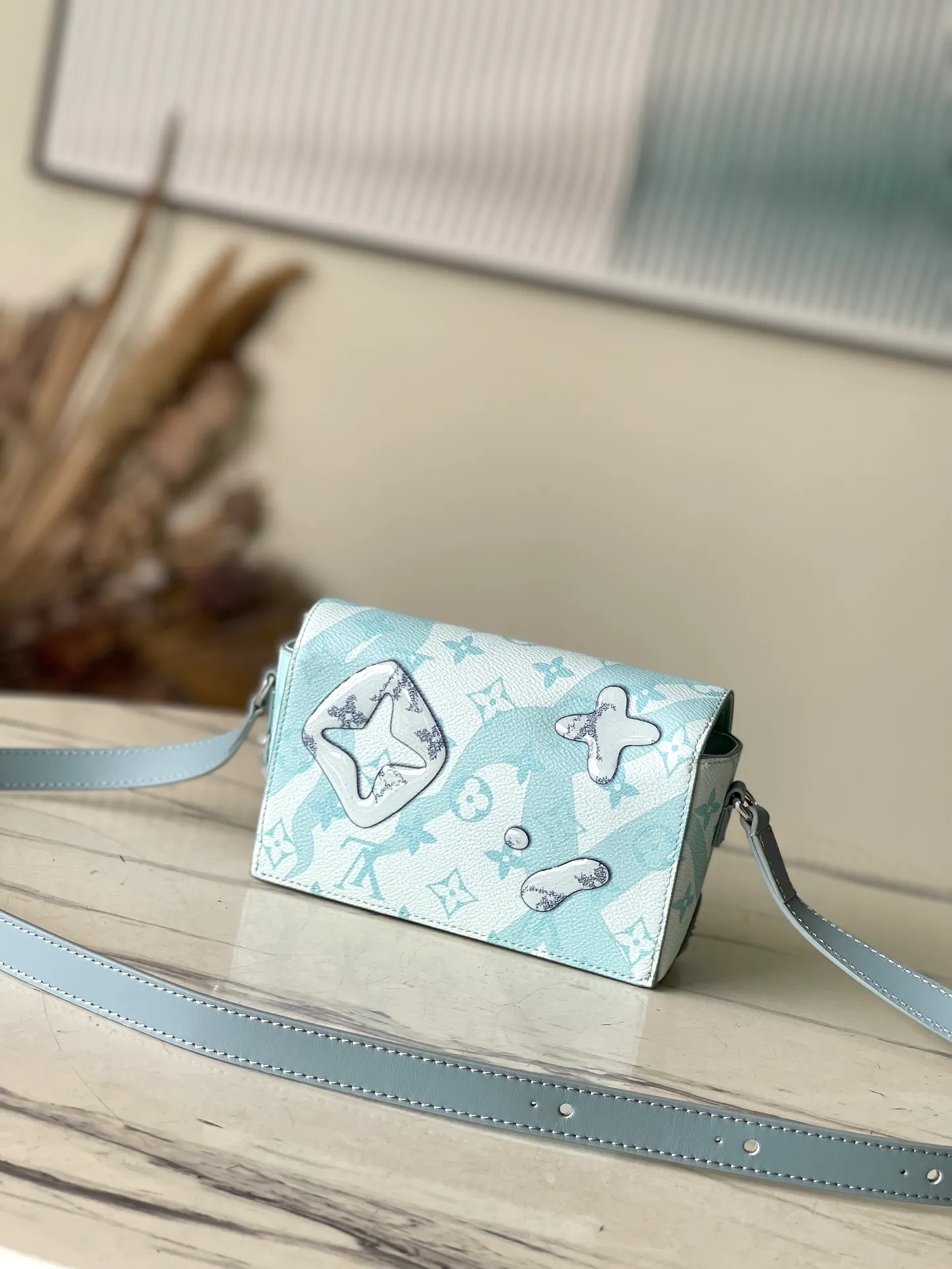 💰940 Top original order M22637 crystal blue Steamer mini handbag is made from Monogram Aquagarden canvas. 3D printing is used to depict splashing water droplets, as if you are in a secret place under the sea. The chain and pins are from Louis Vuitton's traditional Steamer hard case. The right size can accommodate travel needs size: 18x11x6.5cm