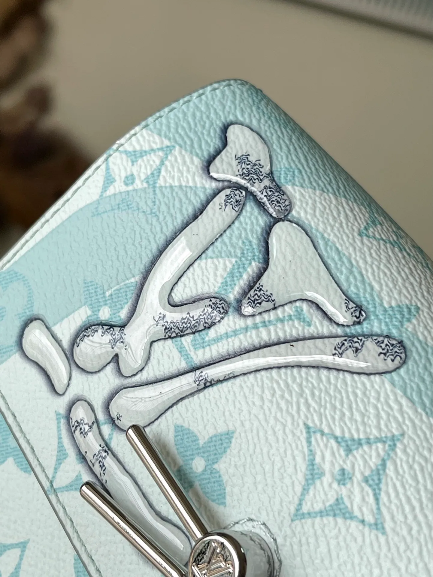 💰940 Top original order M22637 crystal blue Steamer mini handbag is made from Monogram Aquagarden canvas. 3D printing is used to depict splashing water droplets, as if you are in a secret place under the sea. The chain and pins are from Louis Vuitton's traditional Steamer hard case. The right size can accommodate travel needs size: 18x11x6.5cm
