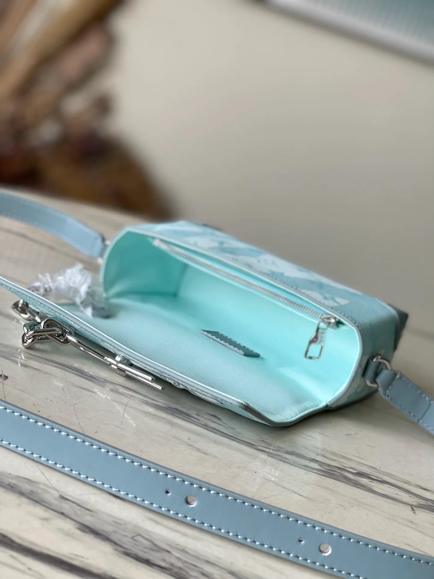 💰940 Top original order M22637 crystal blue Steamer mini handbag is made from Monogram Aquagarden canvas. 3D printing is used to depict splashing water droplets, as if you are in a secret place under the sea. The chain and pins are from Louis Vuitton's traditional Steamer hard case. The right size can accommodate travel needs size: 18x11x6.5cm