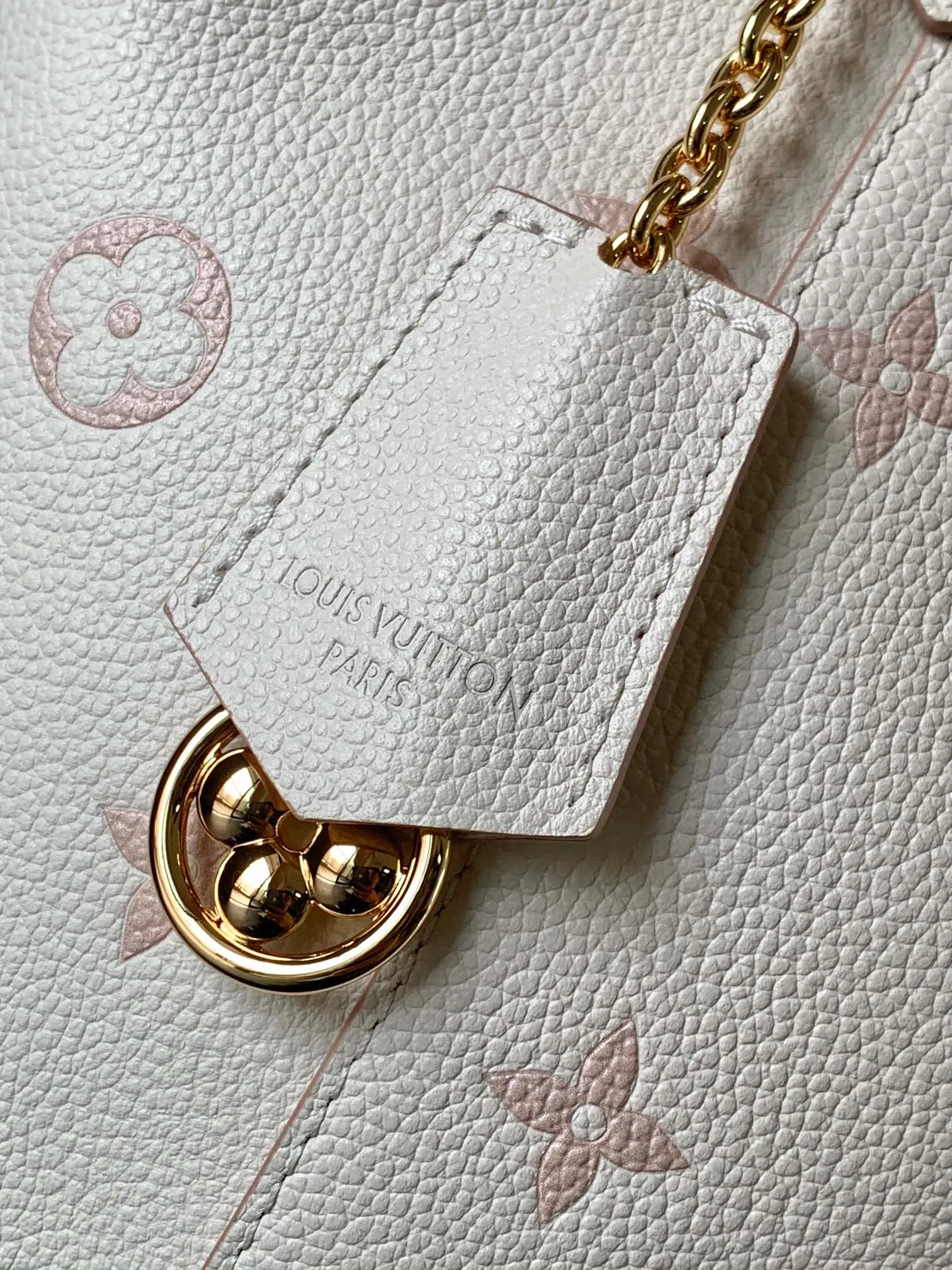 💰1180 (top layer leather) top original order, transcoding chip M14401 This NéoNoé medium handbag uses classic Monogram Empreinte leather to interpret the same color aesthetics, and uses dazzling chain decoration to release the new ideas of the season. The neat interior is equipped with multiple compartments and a removable storage bag for convenient storage of small items.  26 cm Half-length adjustable strap: 56.0 cm Handle: single handle, removable