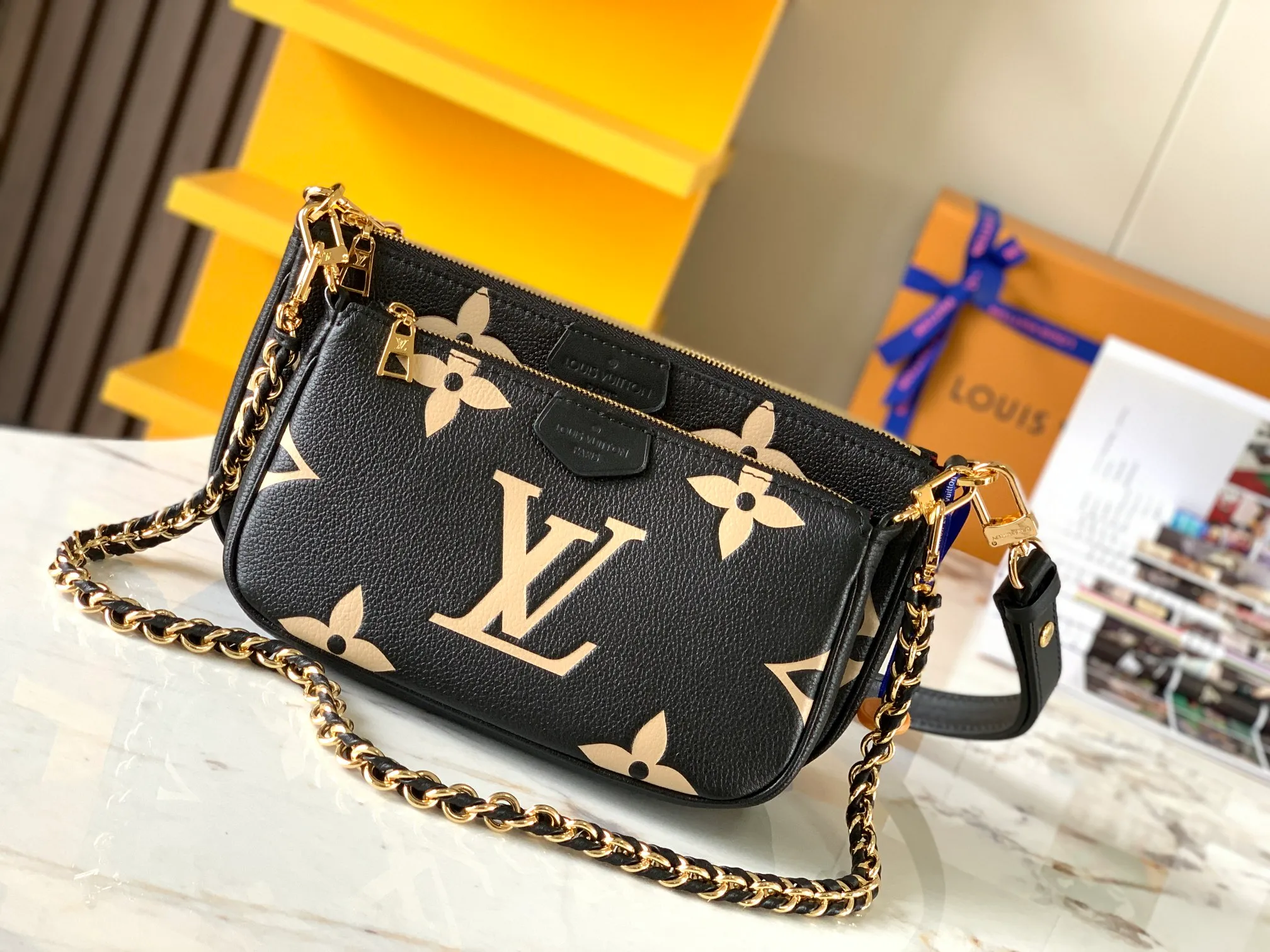 P1960 [Special quality original leather, all-steel hardware💋 M45777 black silk screen embossing] This Multi Pochette Accessoires crossbody bag is made of Monogram Empreinte leather to create a two-in-one design. Its clutch, chain and leather shoulder strap are all detachable. The oversized Monogram embossing on the front complements the classic Monogram pattern on the gusset.  Detailed features 25 x 14.5 x 4.5 cm (length x height x width)