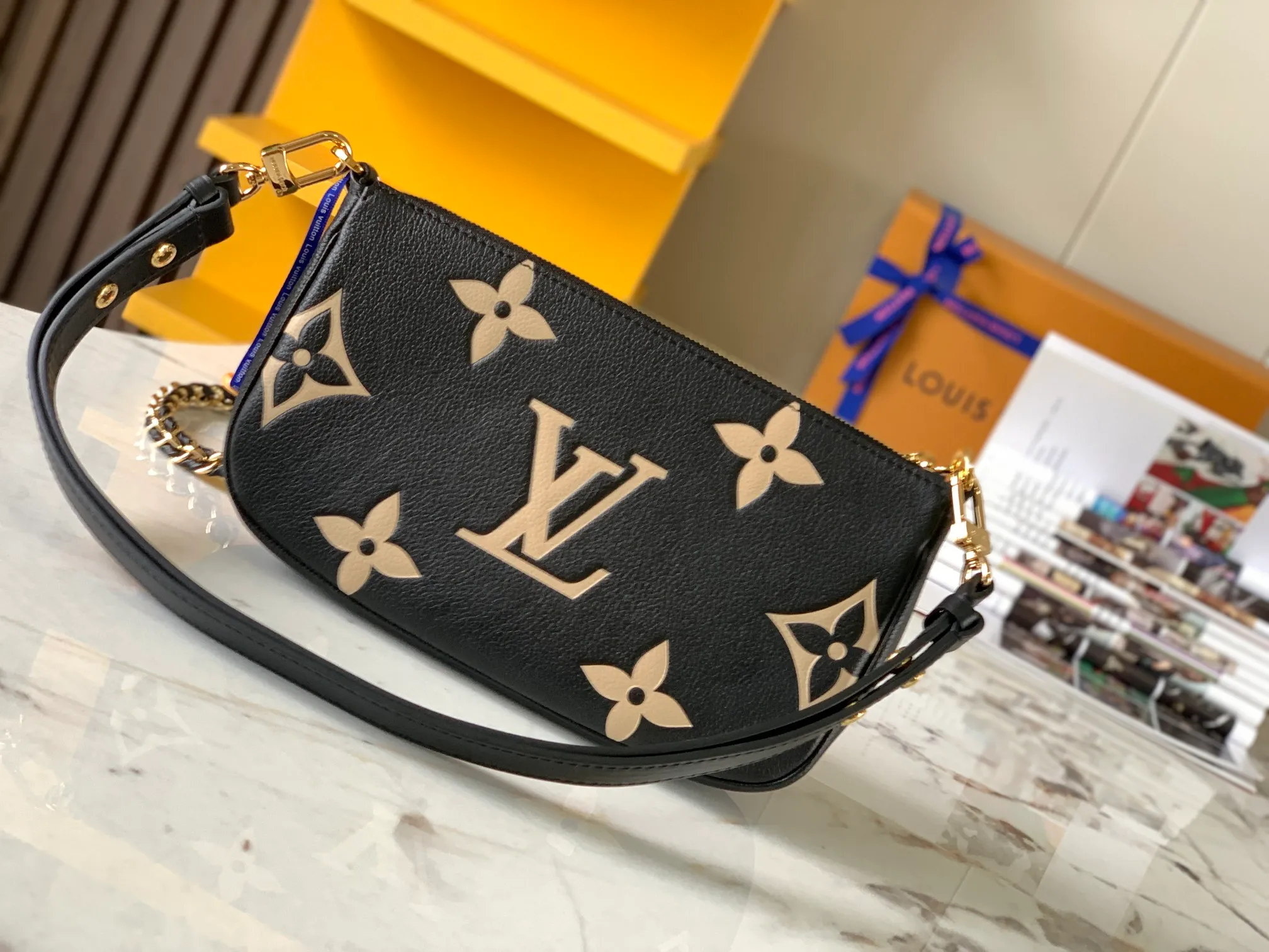 P1960 [Special quality original leather, all-steel hardware💋 M45777 black silk screen embossing] This Multi Pochette Accessoires crossbody bag is made of Monogram Empreinte leather to create a two-in-one design. Its clutch, chain and leather shoulder strap are all detachable. The oversized Monogram embossing on the front complements the classic Monogram pattern on the gusset.  Detailed features 25 x 14.5 x 4.5 cm (length x height x width)