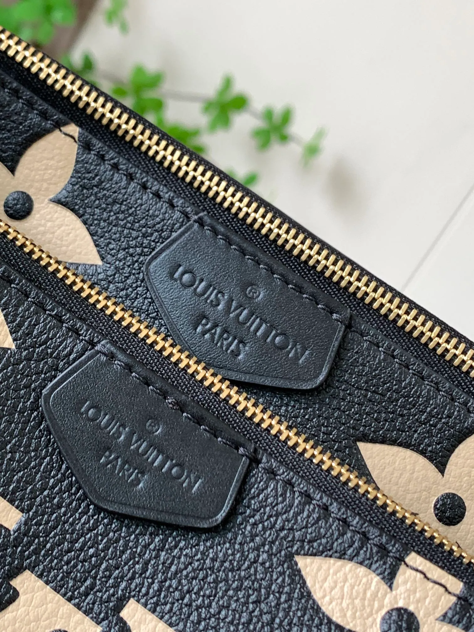 P1960 [Special quality original leather, all-steel hardware💋 M45777 black silk screen embossing] This Multi Pochette Accessoires crossbody bag is made of Monogram Empreinte leather to create a two-in-one design. Its clutch, chain and leather shoulder strap are all detachable. The oversized Monogram embossing on the front complements the classic Monogram pattern on the gusset.  Detailed features 25 x 14.5 x 4.5 cm (length x height x width)