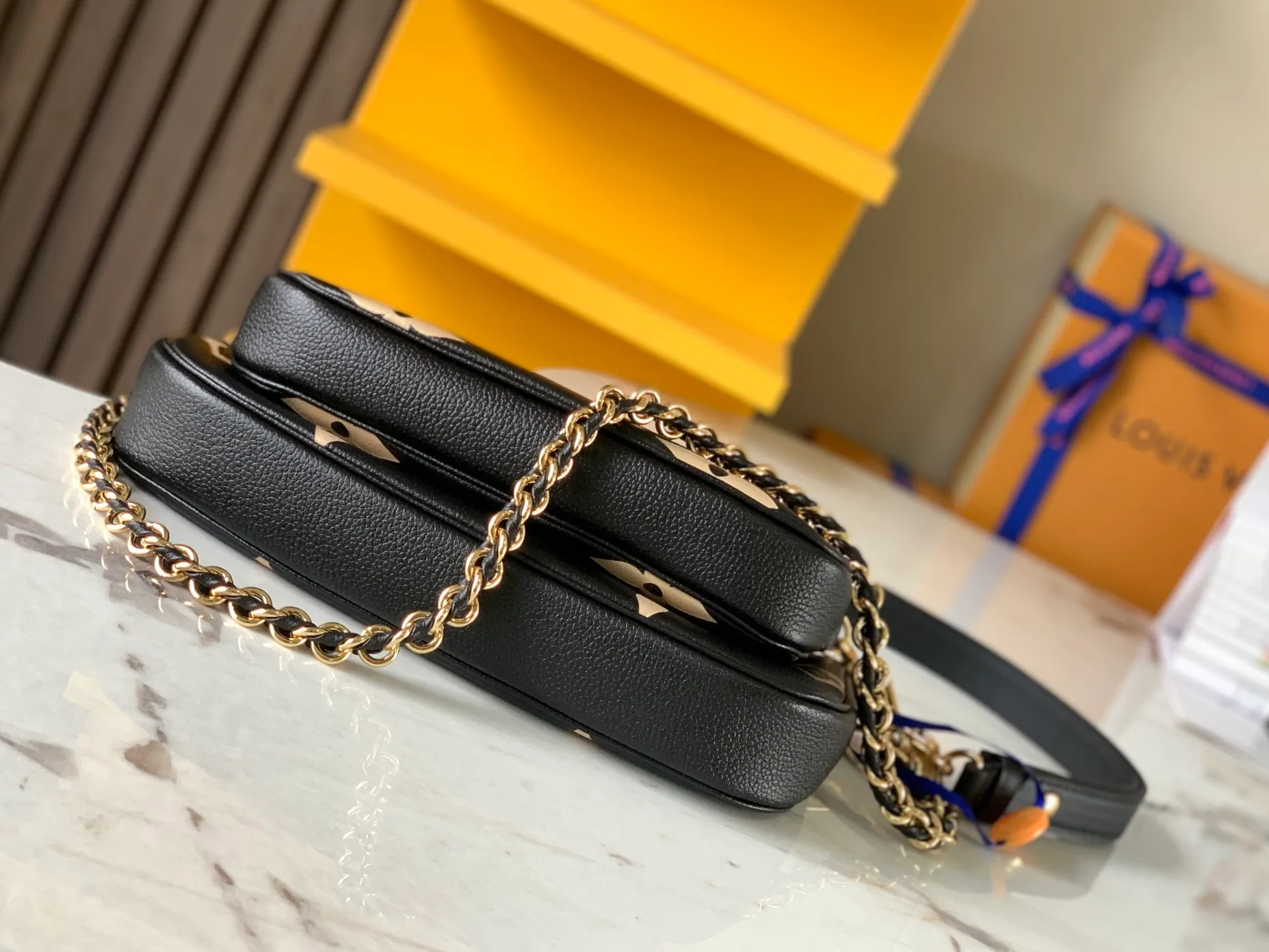 P1960 [Special quality original leather, all-steel hardware💋 M45777 black silk screen embossing] This Multi Pochette Accessoires crossbody bag is made of Monogram Empreinte leather to create a two-in-one design. Its clutch, chain and leather shoulder strap are all detachable. The oversized Monogram embossing on the front complements the classic Monogram pattern on the gusset.  Detailed features 25 x 14.5 x 4.5 cm (length x height x width)