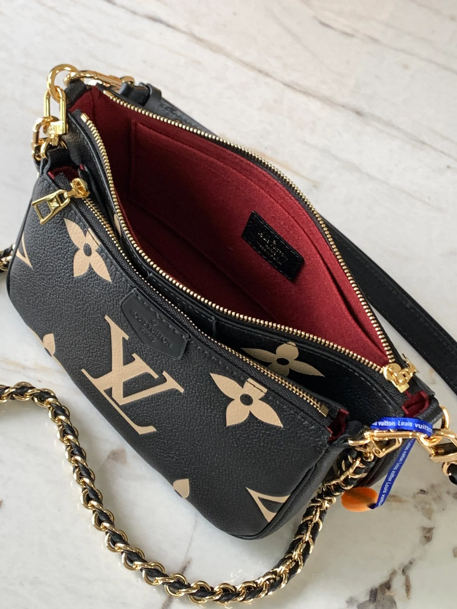 P1960 [Special quality original leather, all-steel hardware💋 M45777 black silk screen embossing] This Multi Pochette Accessoires crossbody bag is made of Monogram Empreinte leather to create a two-in-one design. Its clutch, chain and leather shoulder strap are all detachable. The oversized Monogram embossing on the front complements the classic Monogram pattern on the gusset.  Detailed features 25 x 14.5 x 4.5 cm (length x height x width)