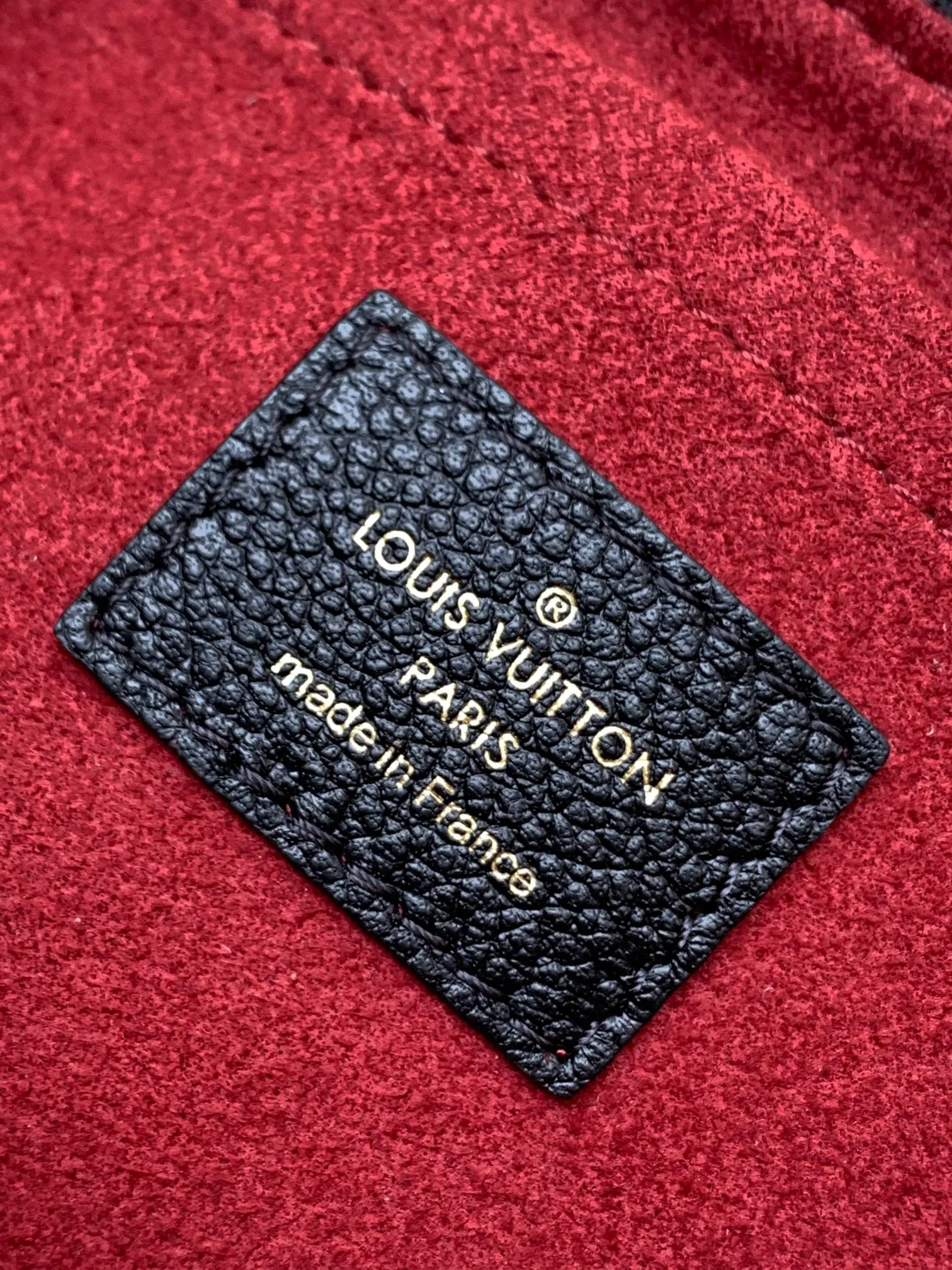 P1960 [Special quality original leather, all-steel hardware💋 M45777 black silk screen embossing] This Multi Pochette Accessoires crossbody bag is made of Monogram Empreinte leather to create a two-in-one design. Its clutch, chain and leather shoulder strap are all detachable. The oversized Monogram embossing on the front complements the classic Monogram pattern on the gusset.  Detailed features 25 x 14.5 x 4.5 cm (length x height x width)