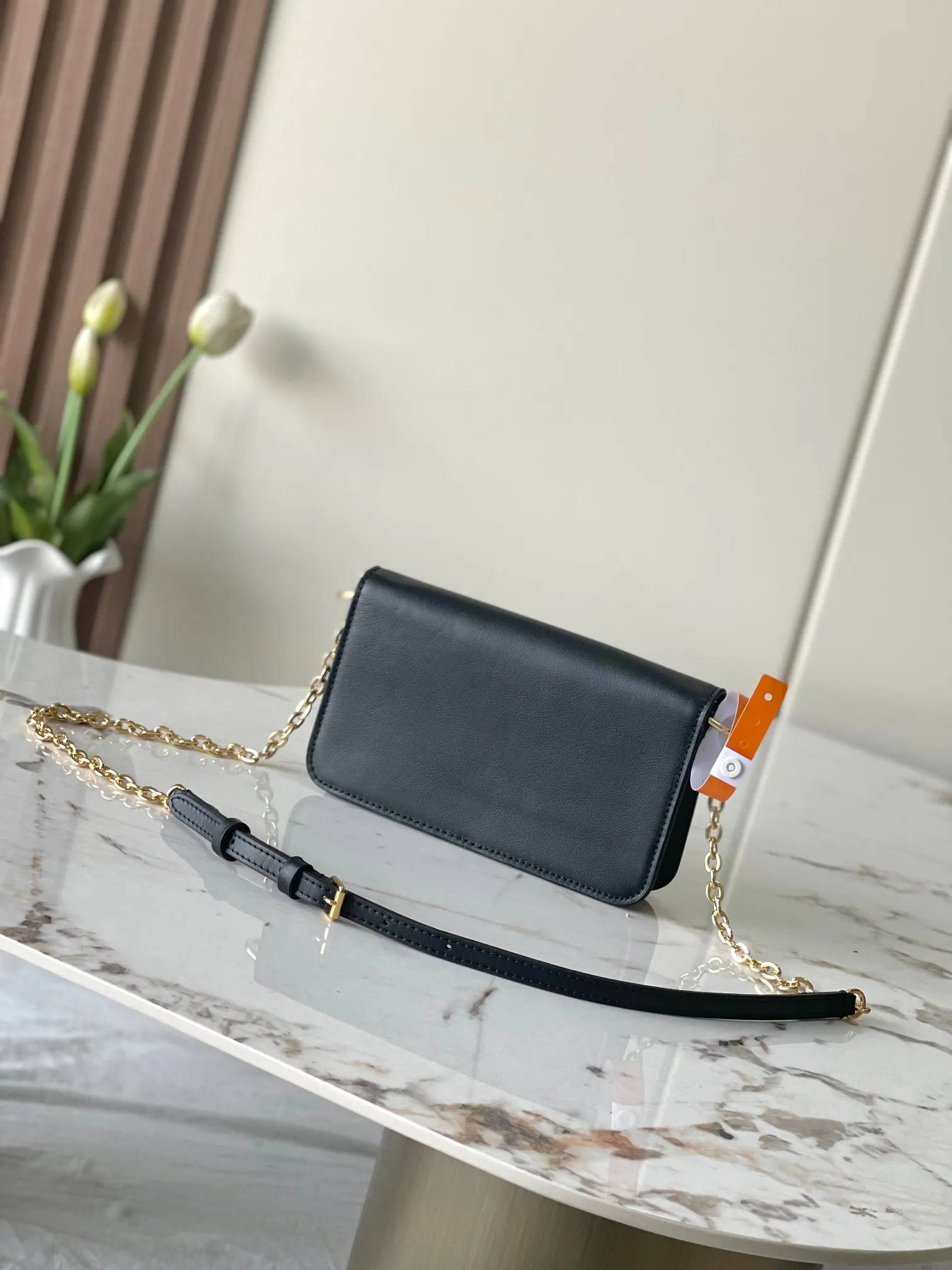 💰860 (top layer leather) top original single 163c01 chip M14564 black M14547 blue M14581 apricot M14548 rose authentic development This Wallet On Chain handbag comes from Louis Vuitton's LV Bloom series. It is cut from cow leather in a fashionable and practical configuration. It's decorated with embellishments inspired by the brand's iconic Monogram pattern. There's plenty of space to store a smartphone, and contrasting metal hardware adds an elegant touch. Dimensions: 11.5 x 4 x 20 cm (H x W x Length)