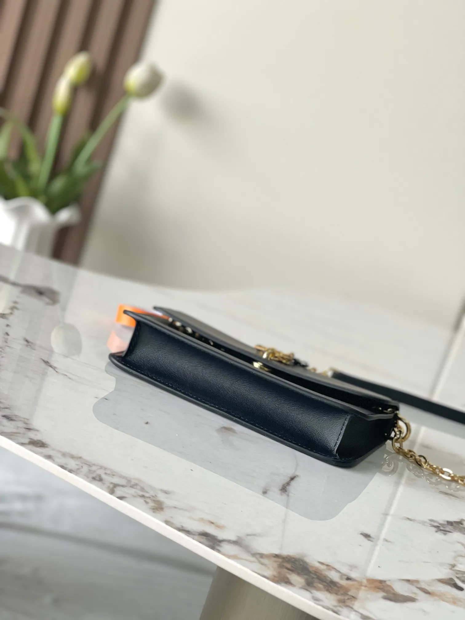 💰860 (top layer leather) top original single 163c01 chip M14564 black M14547 blue M14581 apricot M14548 rose authentic development This Wallet On Chain handbag comes from Louis Vuitton's LV Bloom series. It is cut from cow leather in a fashionable and practical configuration. It's decorated with embellishments inspired by the brand's iconic Monogram pattern. There's plenty of space to store a smartphone, and contrasting metal hardware adds an elegant touch. Dimensions: 11.5 x 4 x 20 cm (H x W x Length)