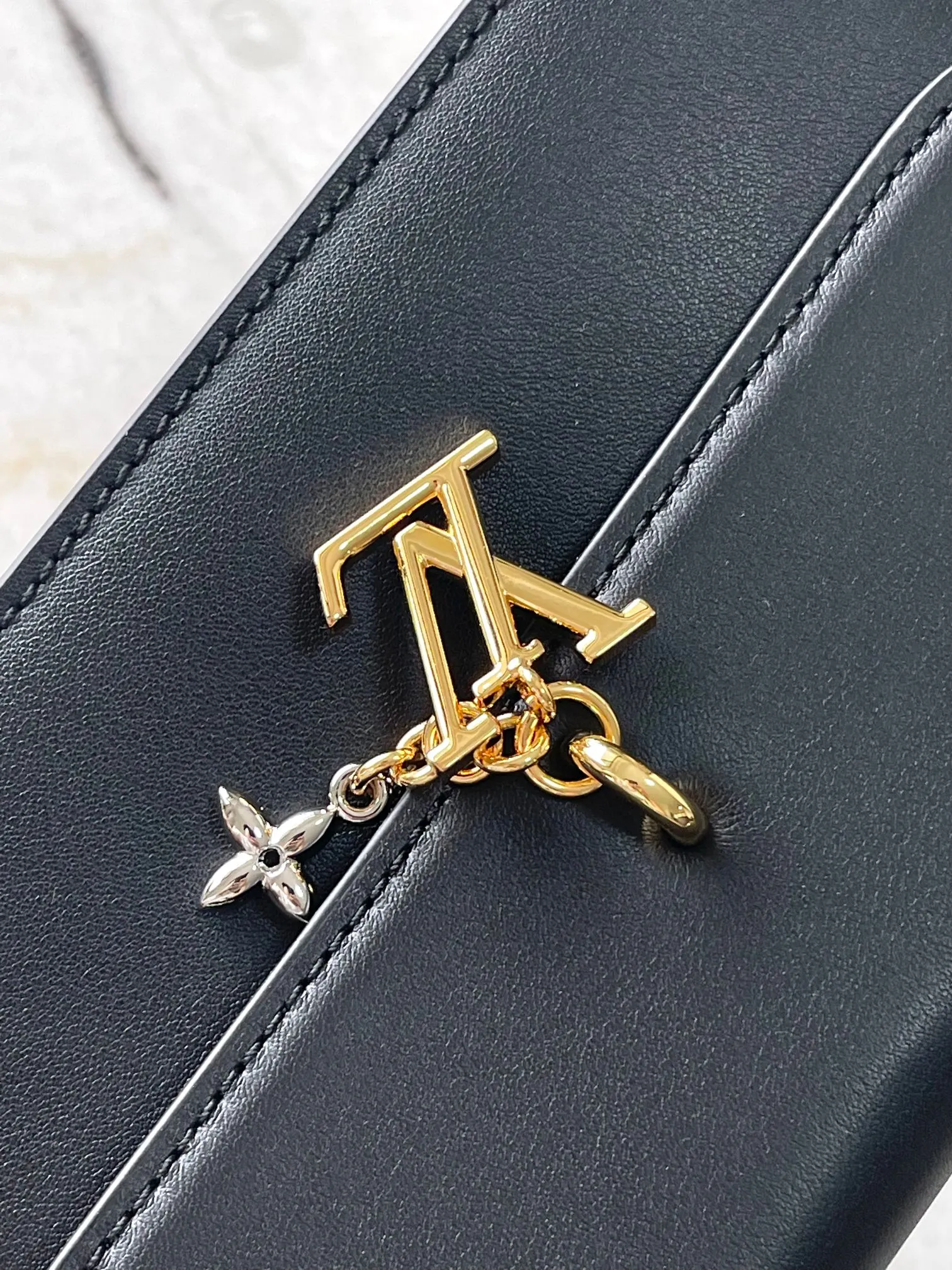 💰860 (top layer leather) top original single 163c01 chip M14564 black M14547 blue M14581 apricot M14548 rose authentic development This Wallet On Chain handbag comes from Louis Vuitton's LV Bloom series. It is cut from cow leather in a fashionable and practical configuration. It's decorated with embellishments inspired by the brand's iconic Monogram pattern. There's plenty of space to store a smartphone, and contrasting metal hardware adds an elegant touch. Dimensions: 11.5 x 4 x 20 cm (H x W x Length)