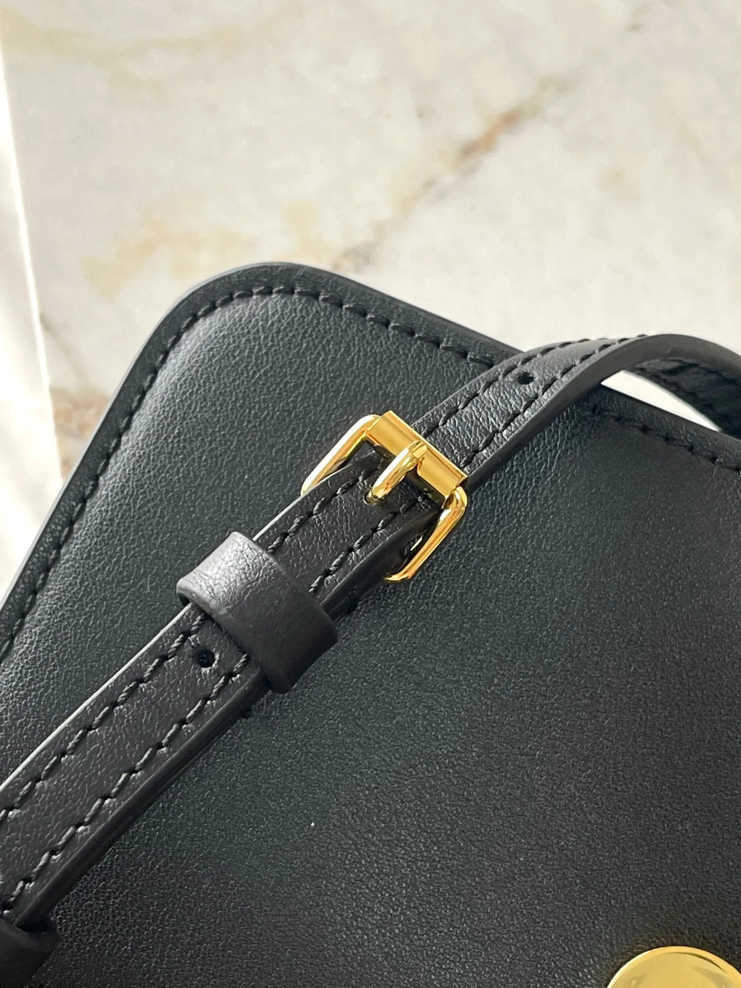 💰860 (top layer leather) top original single 163c01 chip M14564 black M14547 blue M14581 apricot M14548 rose authentic development This Wallet On Chain handbag comes from Louis Vuitton's LV Bloom series. It is cut from cow leather in a fashionable and practical configuration. It's decorated with embellishments inspired by the brand's iconic Monogram pattern. There's plenty of space to store a smartphone, and contrasting metal hardware adds an elegant touch. Dimensions: 11.5 x 4 x 20 cm (H x W x Length)