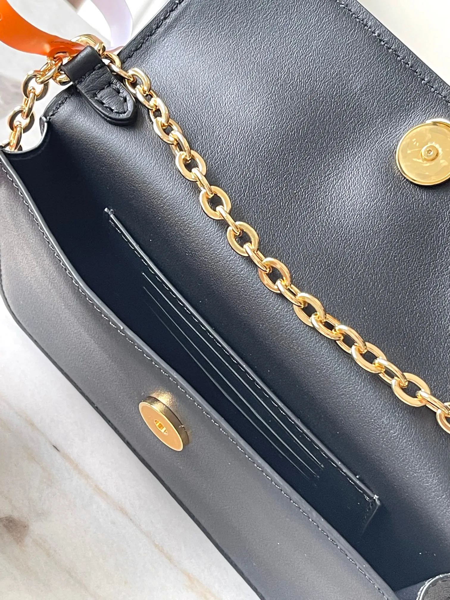 💰860 (top layer leather) top original single 163c01 chip M14564 black M14547 blue M14581 apricot M14548 rose authentic development This Wallet On Chain handbag comes from Louis Vuitton's LV Bloom series. It is cut from cow leather in a fashionable and practical configuration. It's decorated with embellishments inspired by the brand's iconic Monogram pattern. There's plenty of space to store a smartphone, and contrasting metal hardware adds an elegant touch. Dimensions: 11.5 x 4 x 20 cm (H x W x Length)
